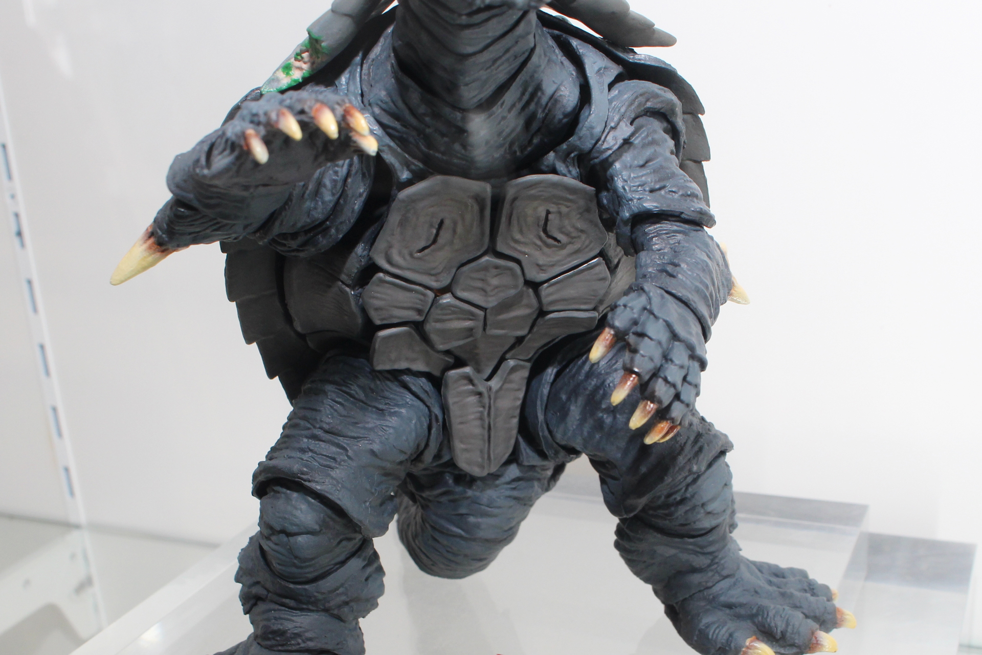 腹部にはウルティメイト・プラズマ発射口が隠されている