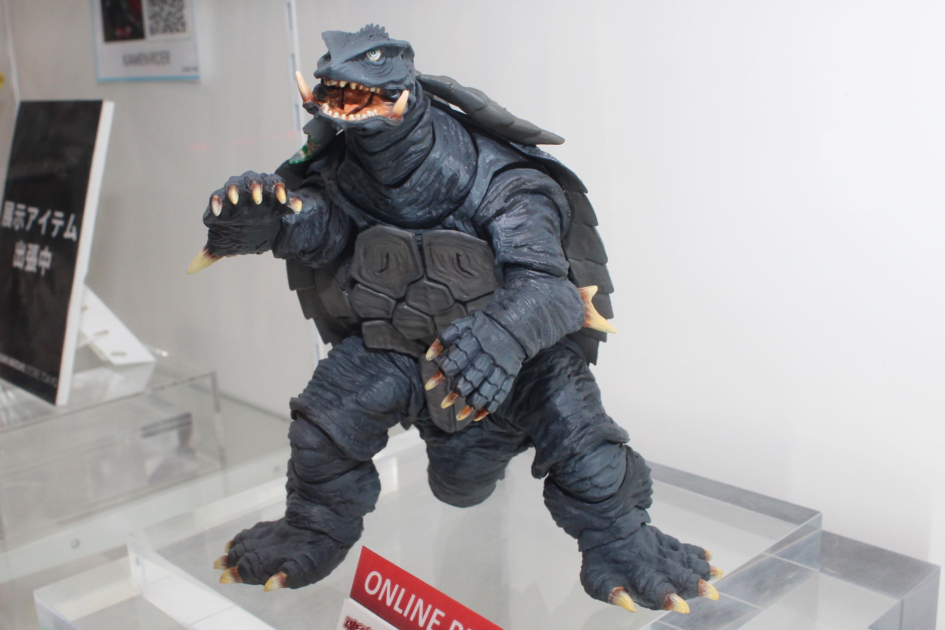 怪獣造形で著名な原型師の手によるガメラ本体の造形も高い完成度を誇る