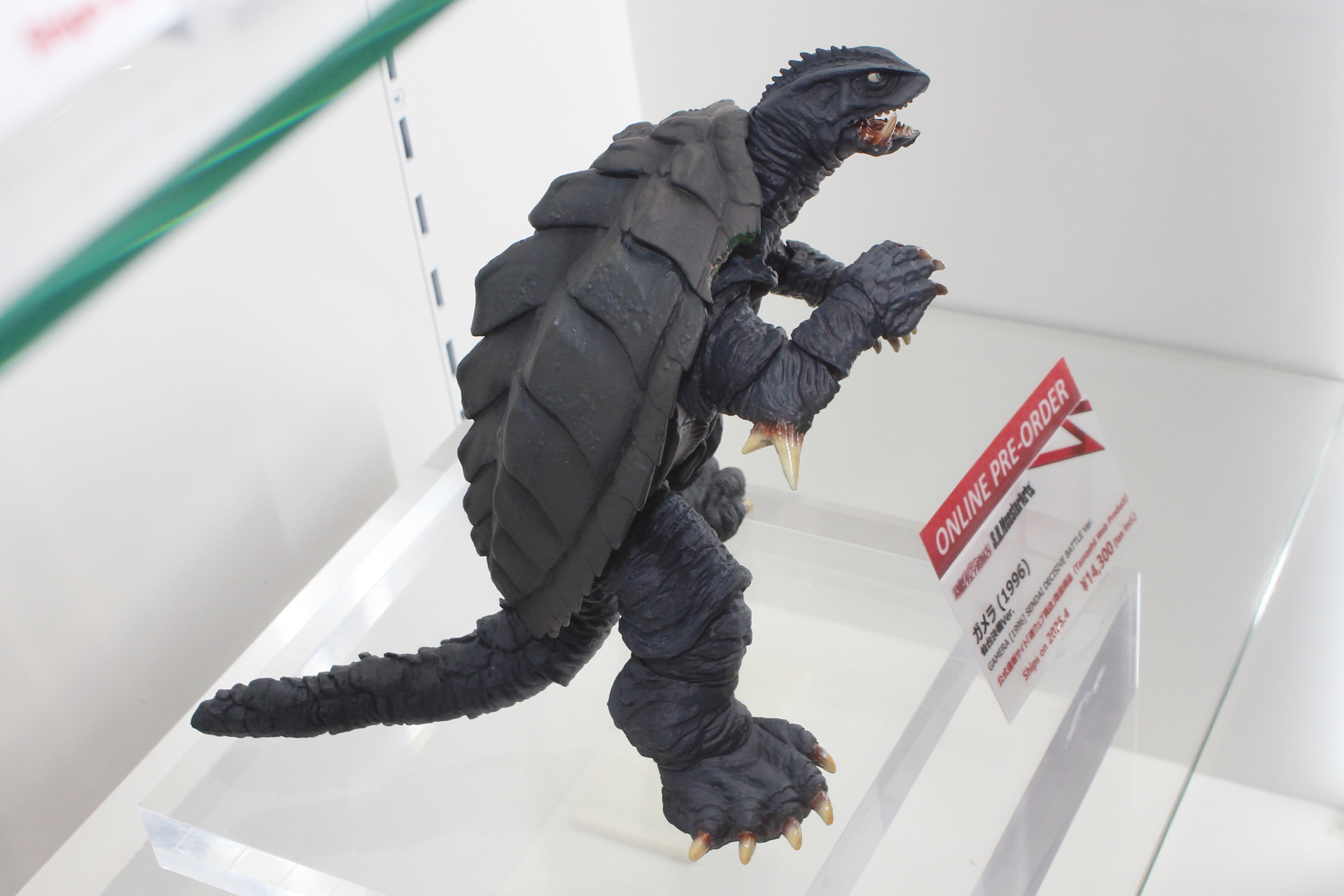 写真にはないが飛行形態を再現するパーツと台座も付属している