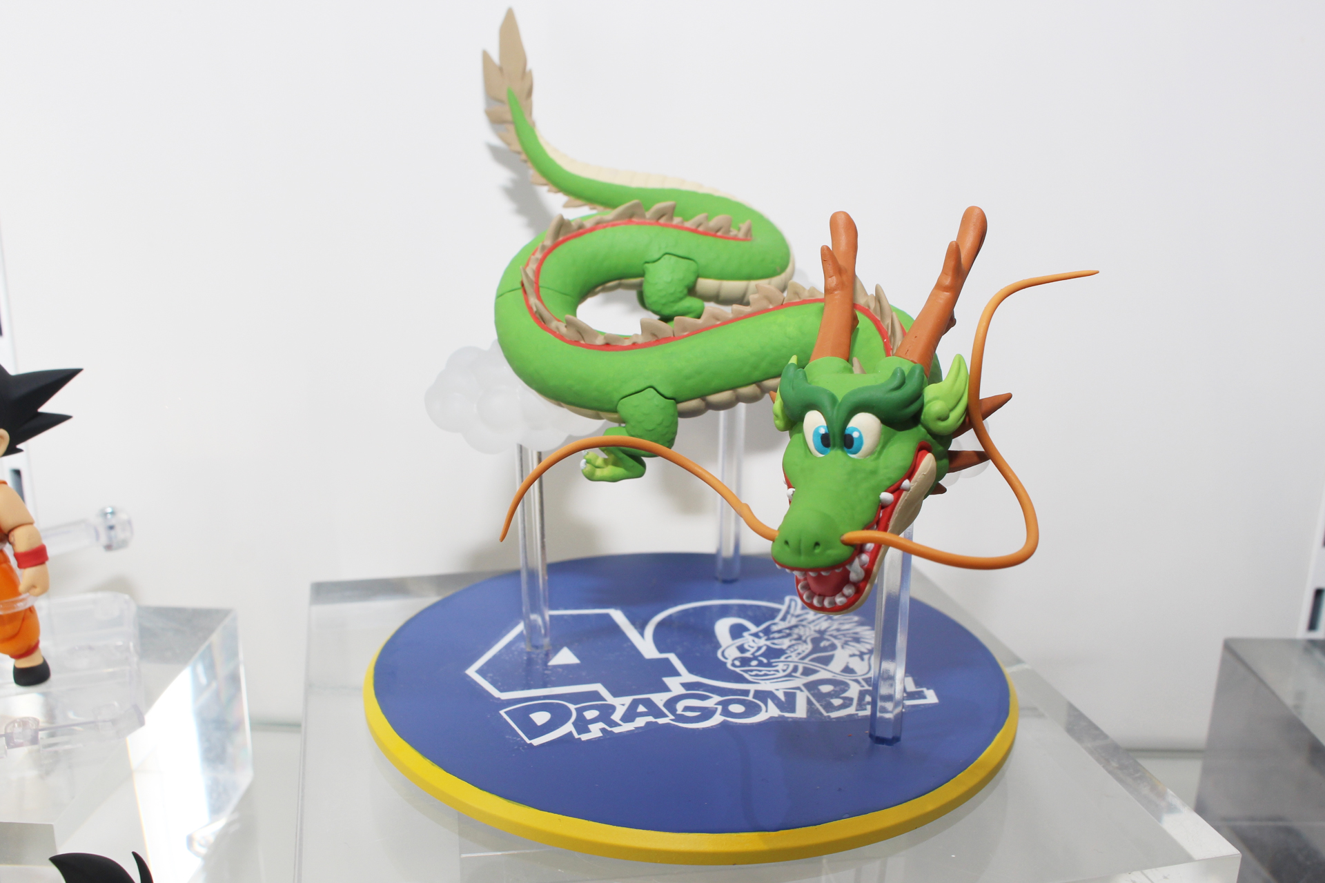 デフォルメされた可愛い竜。くねった髭や胴体も自然な造形だ