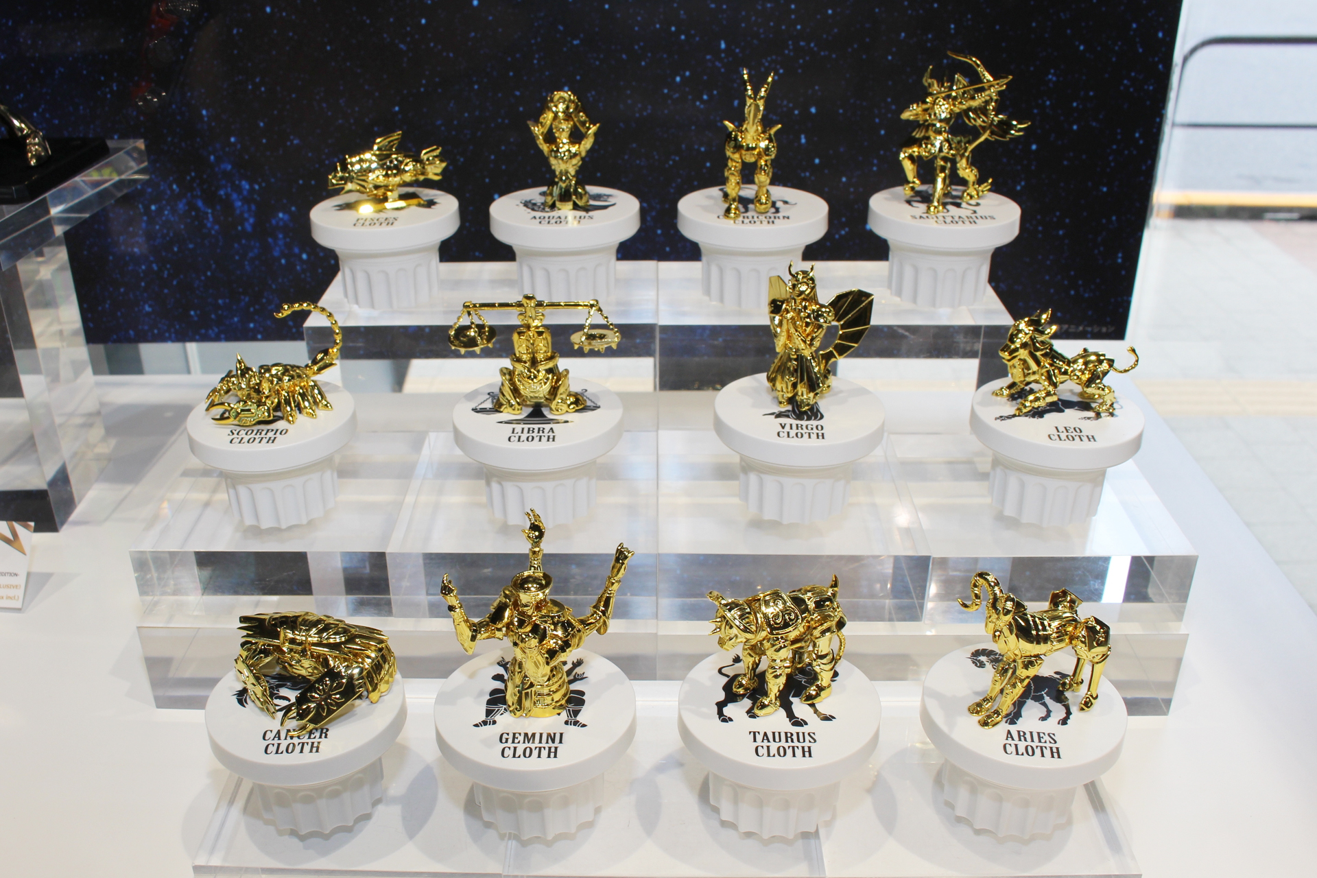 「聖闘士聖衣神話APPENDIX 黄金聖衣オブジェ」。11月15日発売。価格は1個1,320円で、中身の見えないランダムアソートとなる。TAMASHII NATIONS STORE販売商品