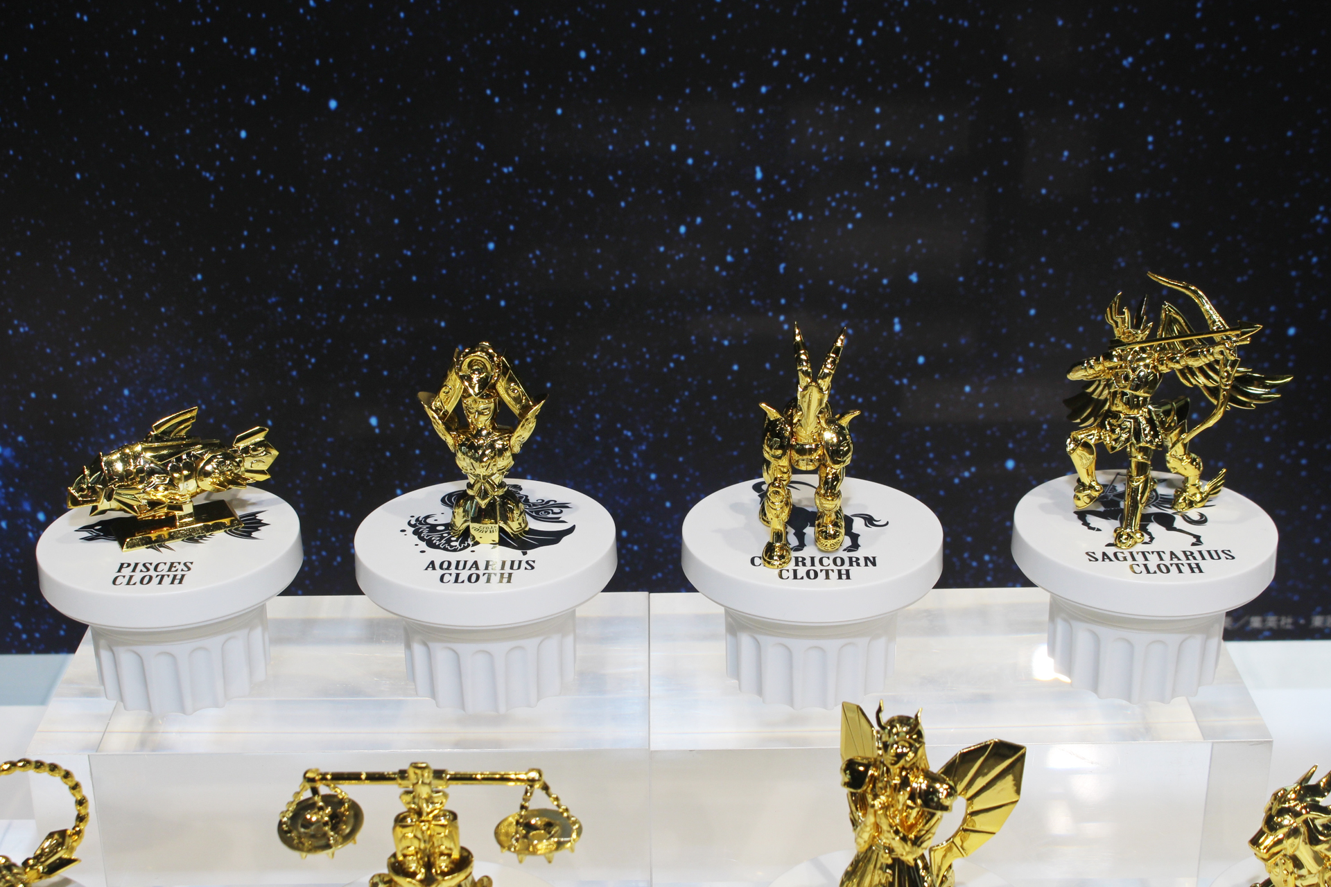 黄金聖衣のオブジェ状態を模した精巧なミニチュアだ