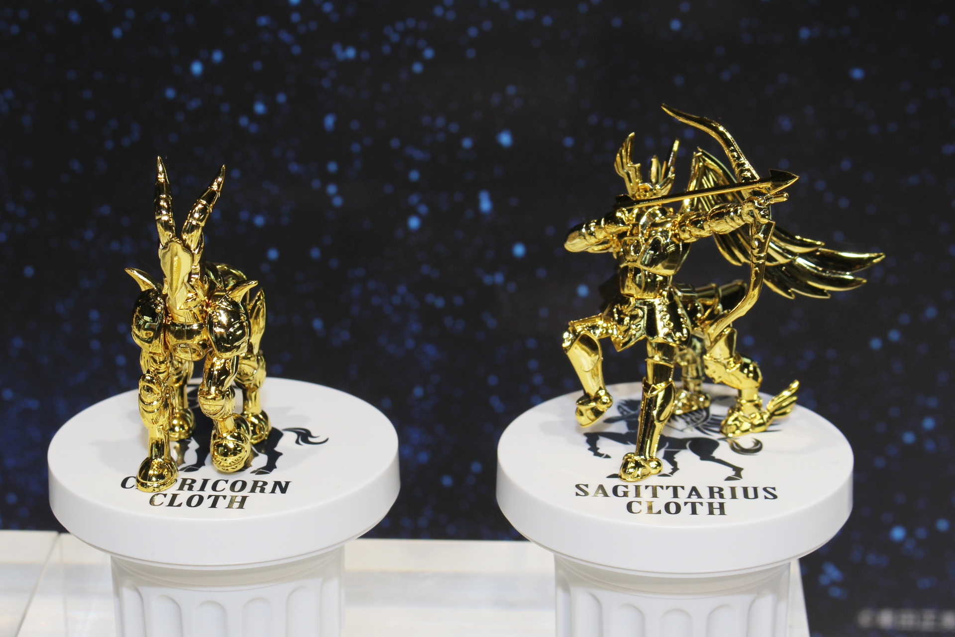 柱をイメージした台座には、オリジナルデザインのアイコンが入る