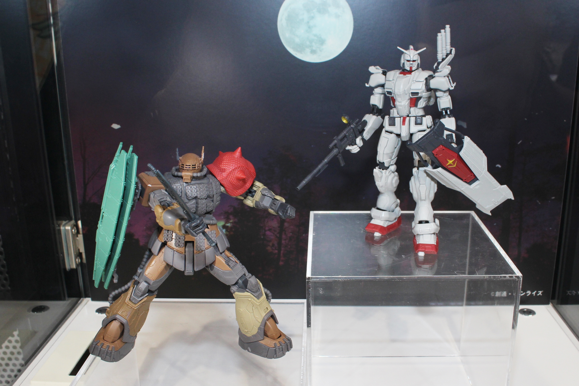 左から「GUNDAM UNIVERSE ZAKUII(Unidentified Type) Solari」と「GUNDAM UNIVERSE GUNDAM EX」。ともに一般店頭での発売となる