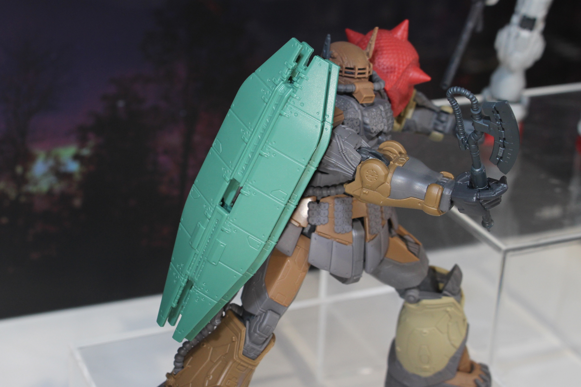 マゼラアタックの装甲板を思わせる板を2枚貼り合わせたシールド