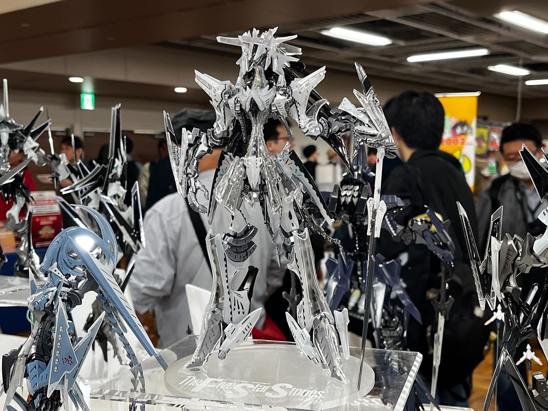 特徴的な半透明装甲