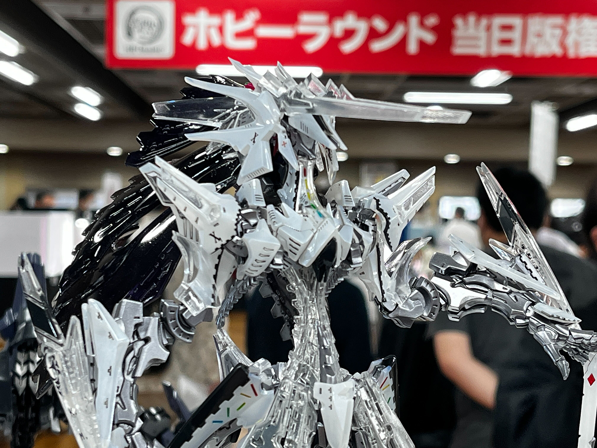 後頭部の放熱ベールもデザインとしてユニークだ