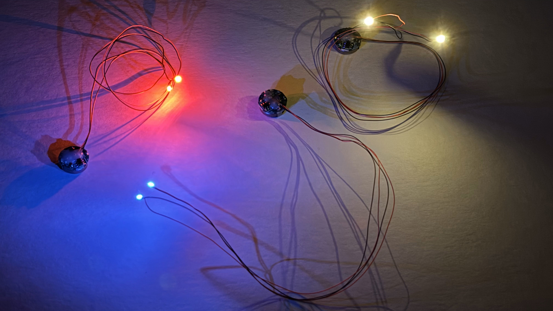 2灯式は磁石を近づけることで「点灯」、「点滅」、「明滅」、「消灯」を繰り返す。今回はフィギュアを使ってより手軽な使い方を提示していきたい