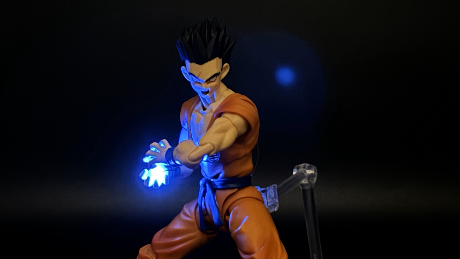 ヤムチャのかめはめ波を撃つ気を溜める姿。青い光が手の間から漏れ、半身を染めているのがカッコイイ