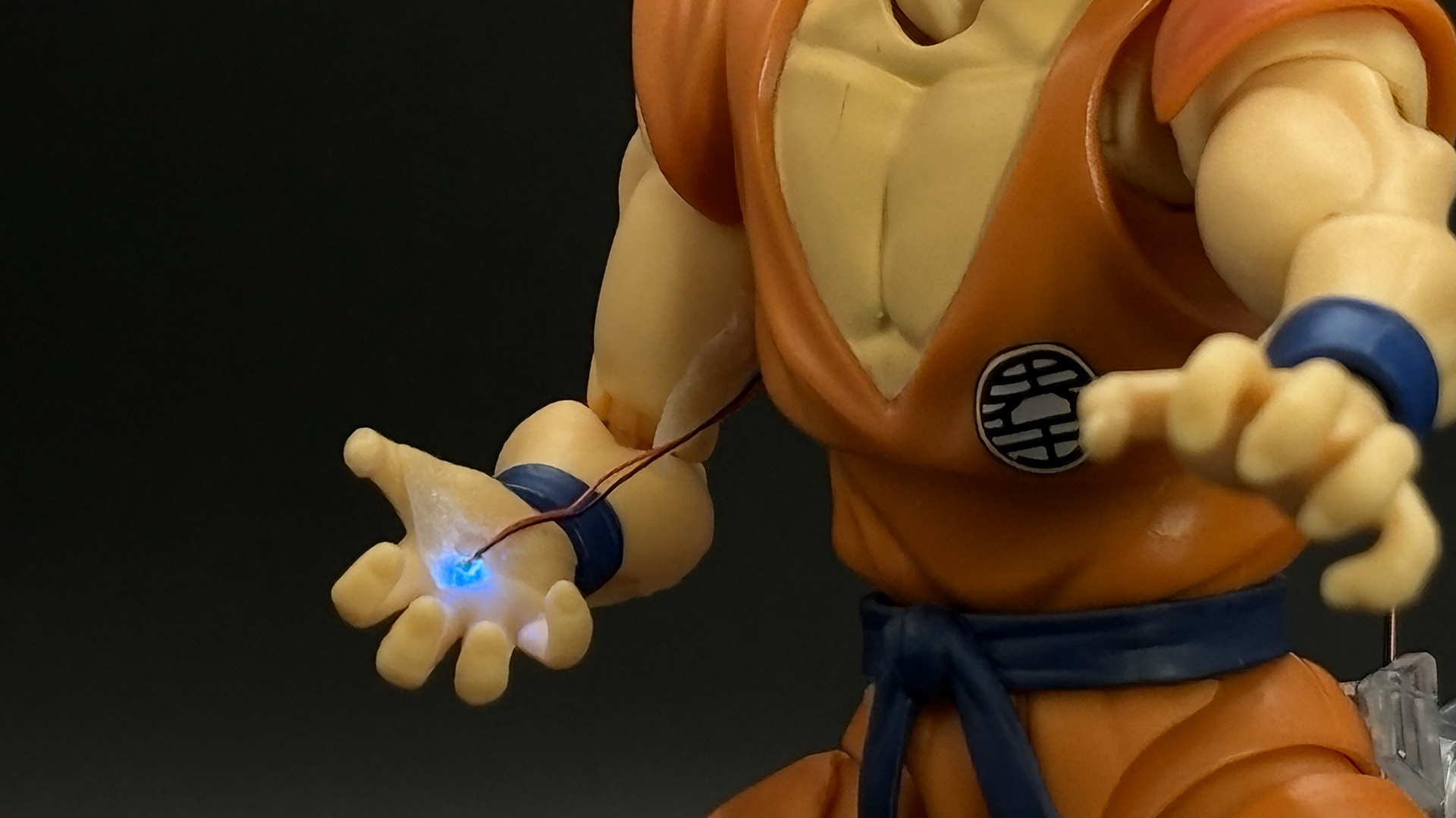 LEDを両面テープでフィギュアの手のひらに貼り、ポーズを取らせるだけで雰囲気たっぷりの写真が撮れる