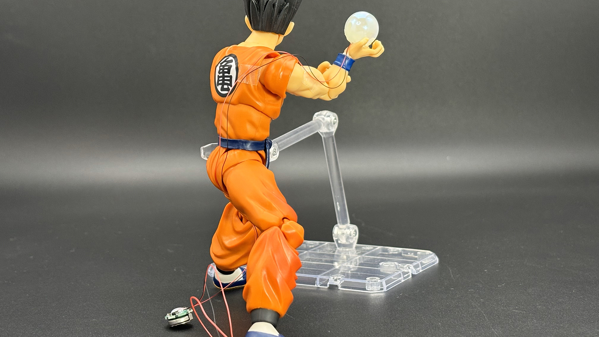 リード線が隠れるように配置。両面テープで固定している手のひらにくっつけている球は半透明の手芸用のビーズ玉