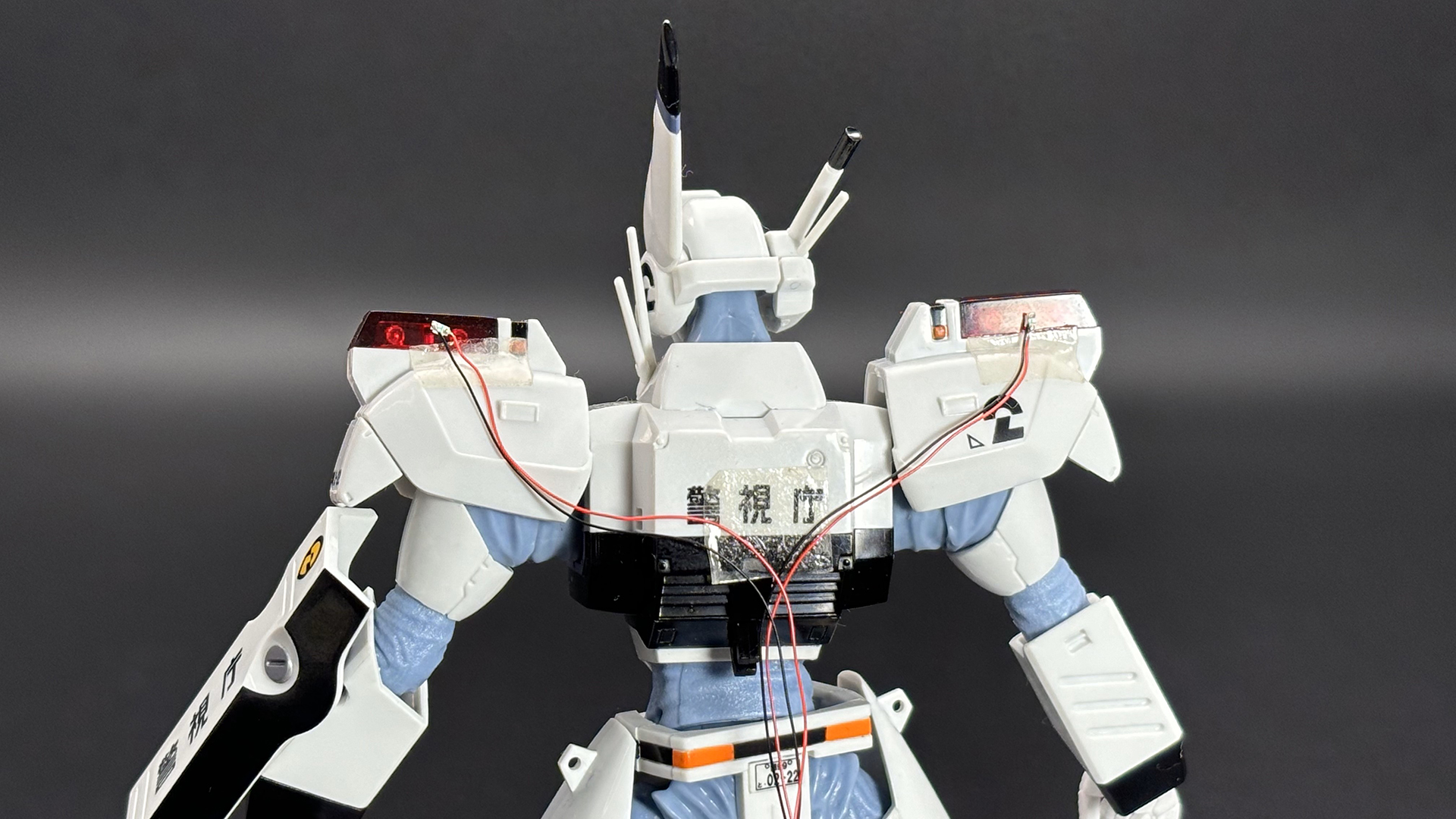 パトランプの背中側にLEDを貼り付けるだけで、まるでライトが内部で光っているかのように見える