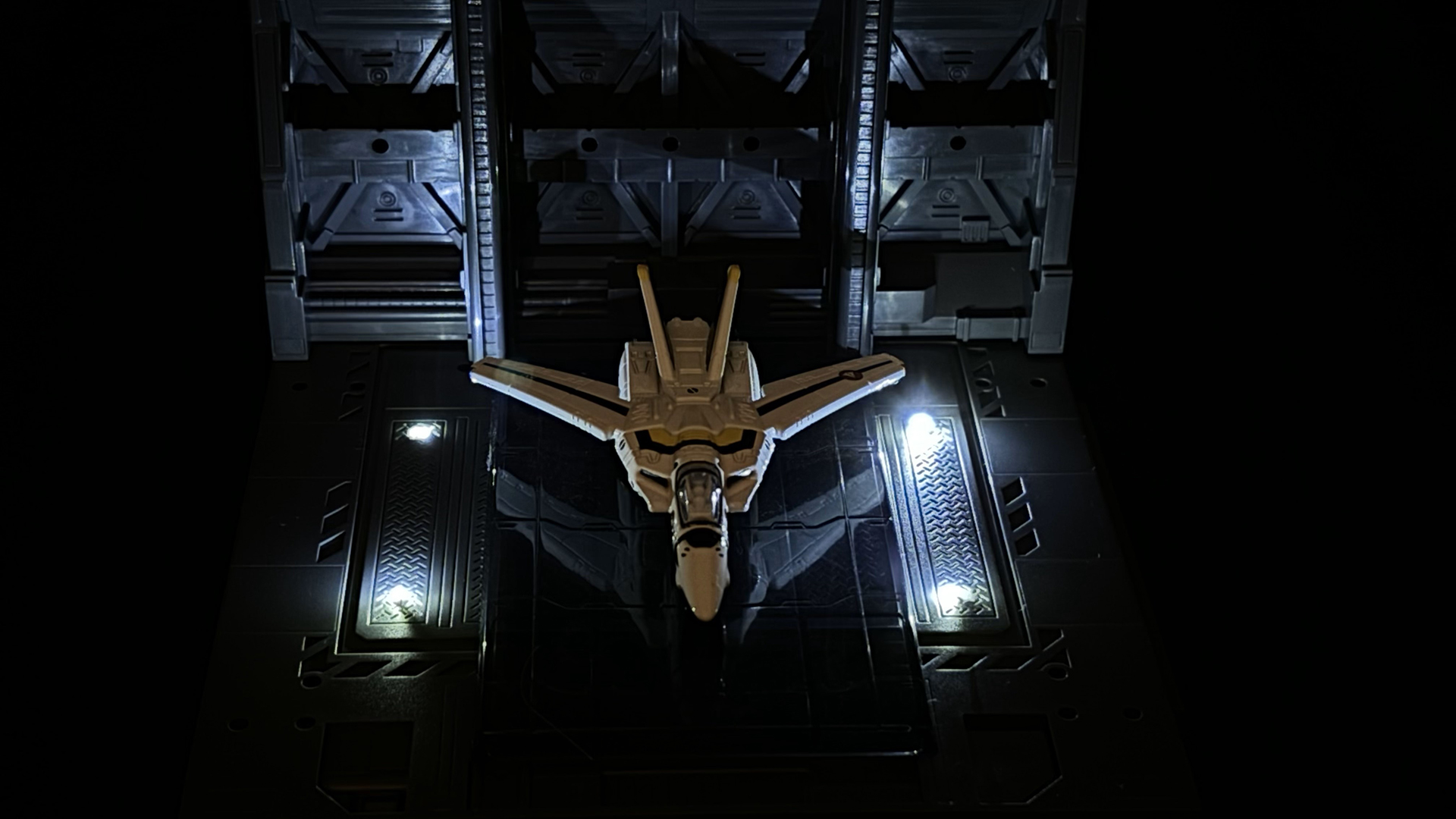 VF-1Sの土台とメカニカルベースのレールが相まって、発進用のエレベーターの上に乗っているような雰囲気になった