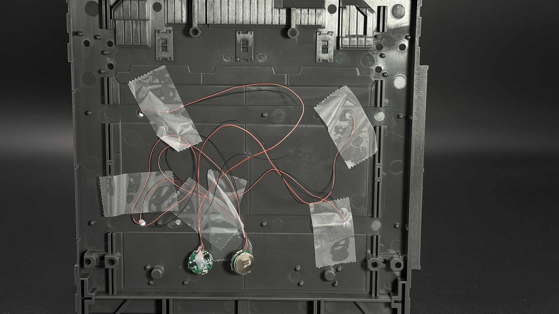 ベース裏側。位置を決めセロハンテープで固定する