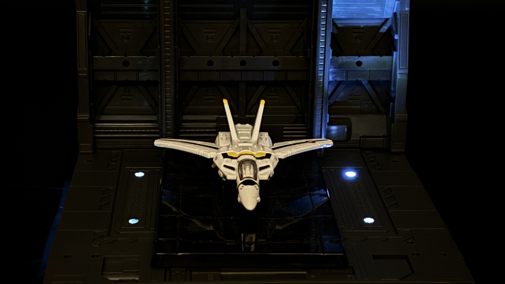 穴とLEDの位置を合わせただけでは光量が足りなかった。穴の中にLEDを差し込み、ベースから露出させたことで、強い光が得られた。写真は光量が足りないときのもの