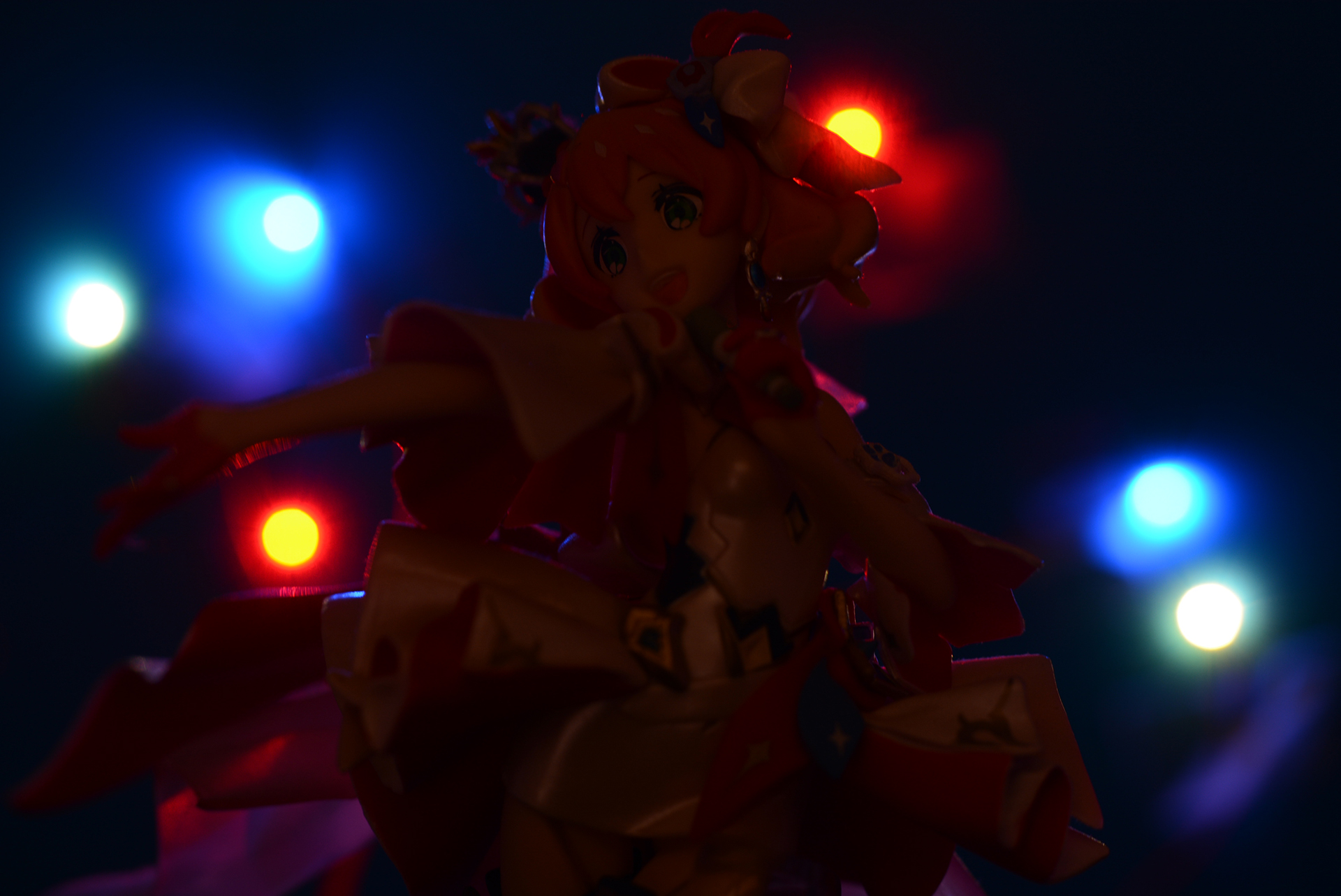 当たり前だがフィギュアに光を当てなければ真っ黒に。フィギュアの顔にどこまで光を当てるか試すのも楽しい