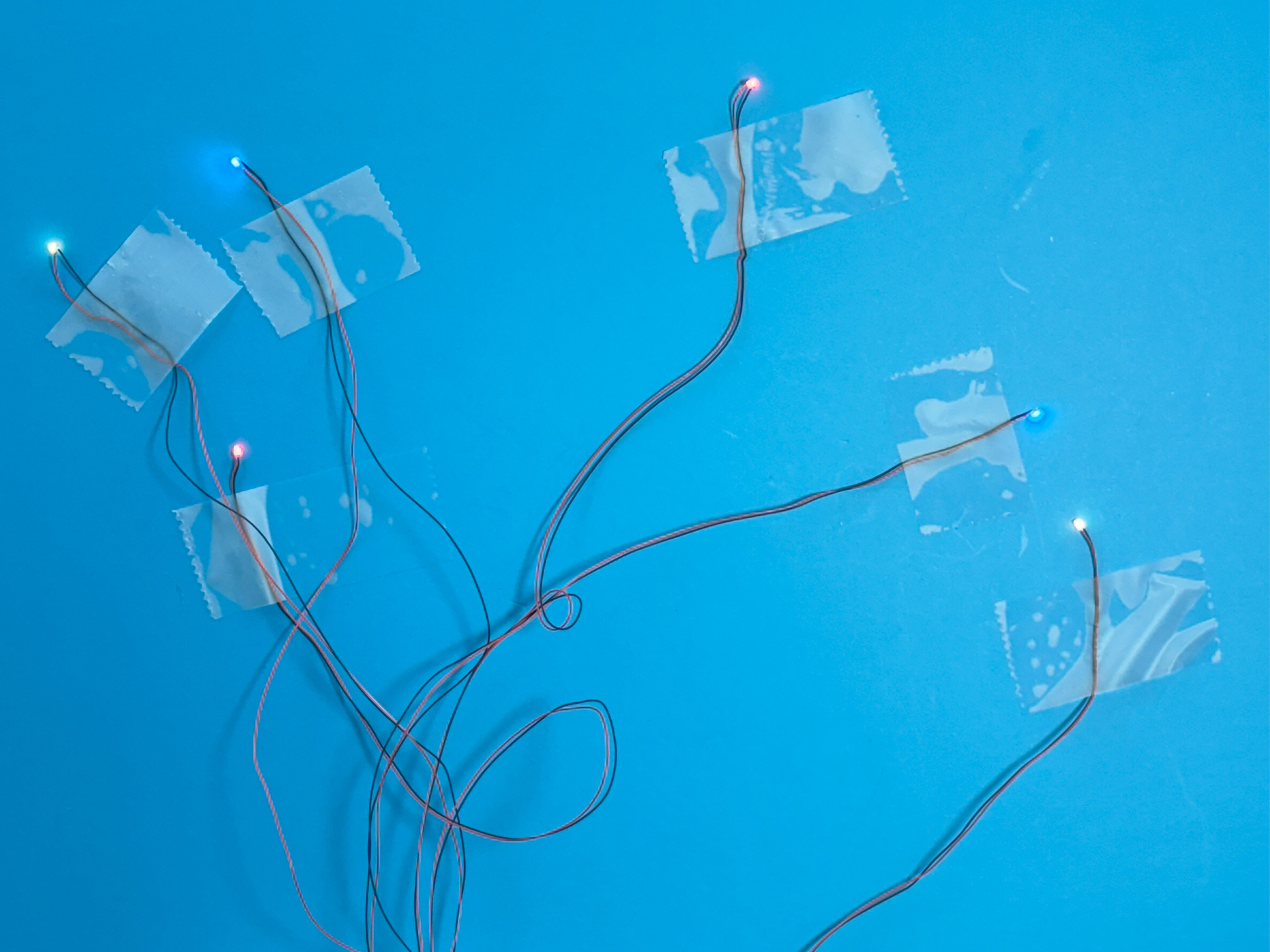 背景紙にセロテープでLEDを貼る。ぼかすことでリード線が見えなくなる効果も狙っている