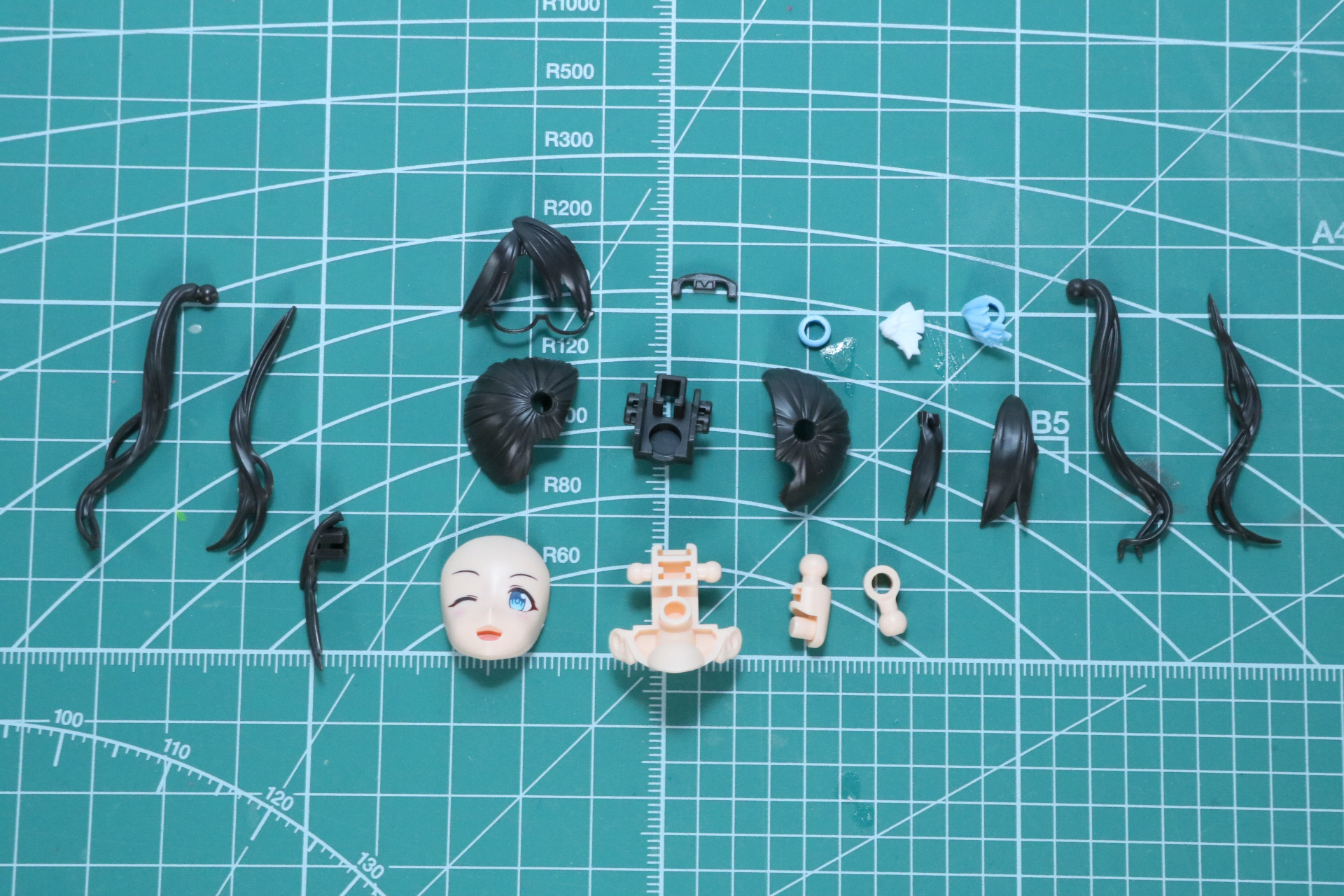 細かなパーツ分けで繊細なツインテールやメガネが表現されている