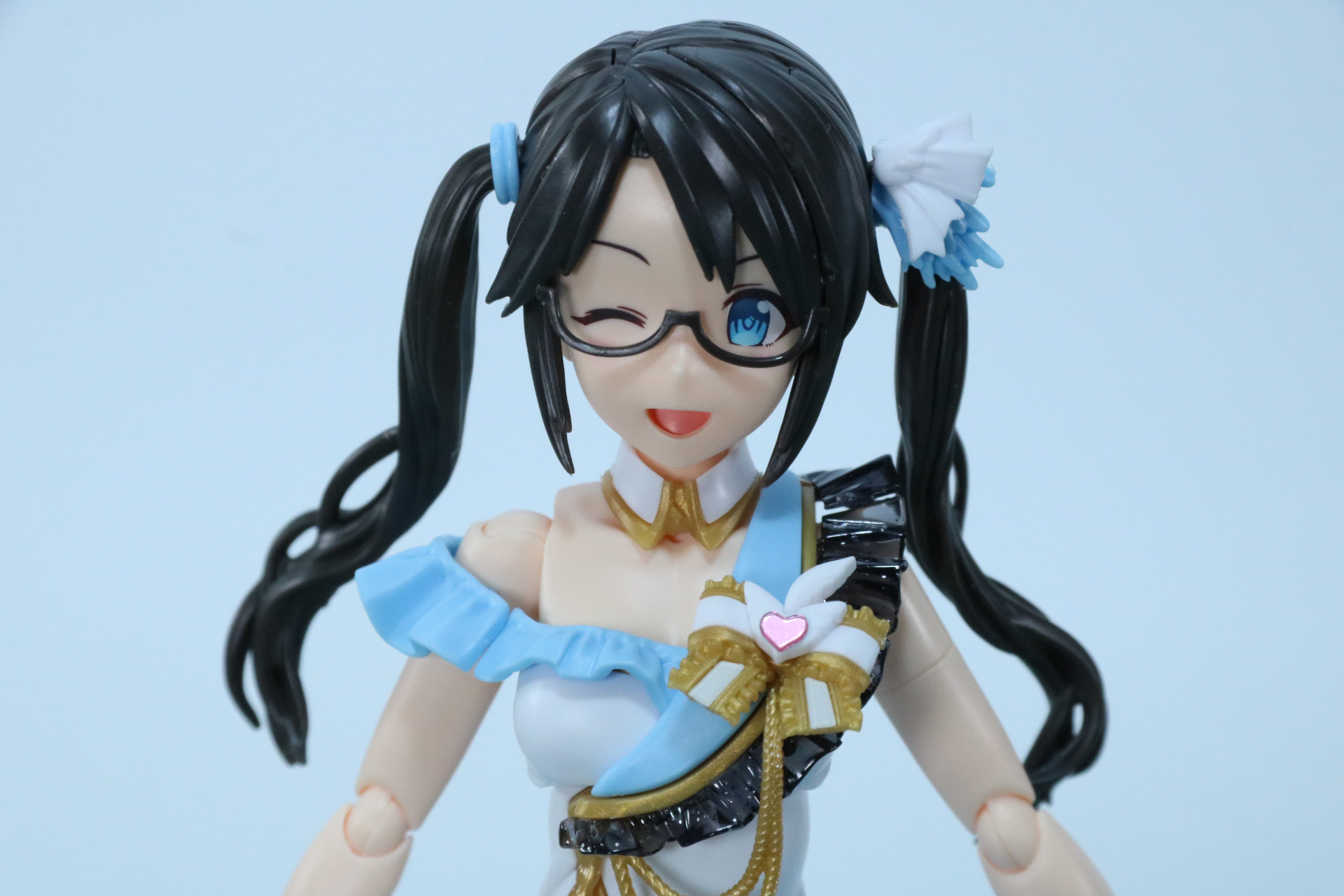 細かなパーツ分けで繊細なツインテールやメガネが表現されている