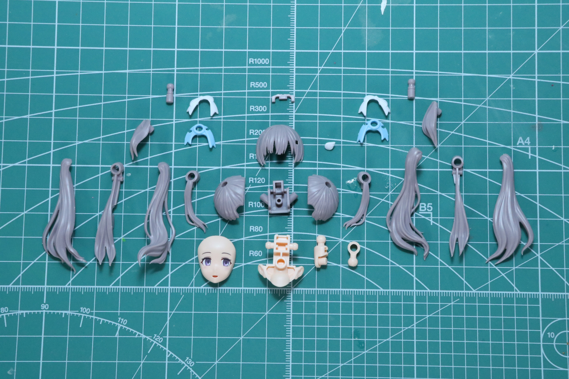 ボリュームのあるツインテールはパーツ分けで細かく造形されている