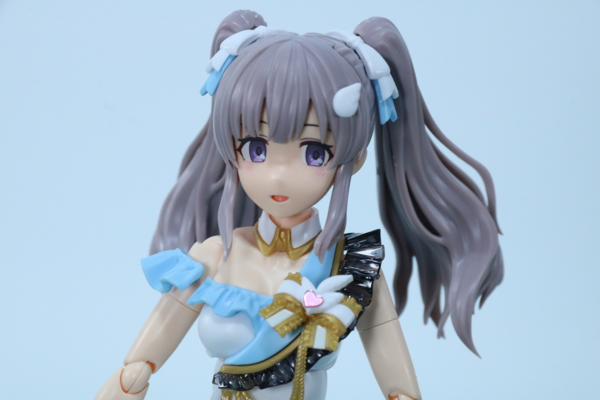 ボリュームのあるツインテールはパーツ分けで細かく造形されている