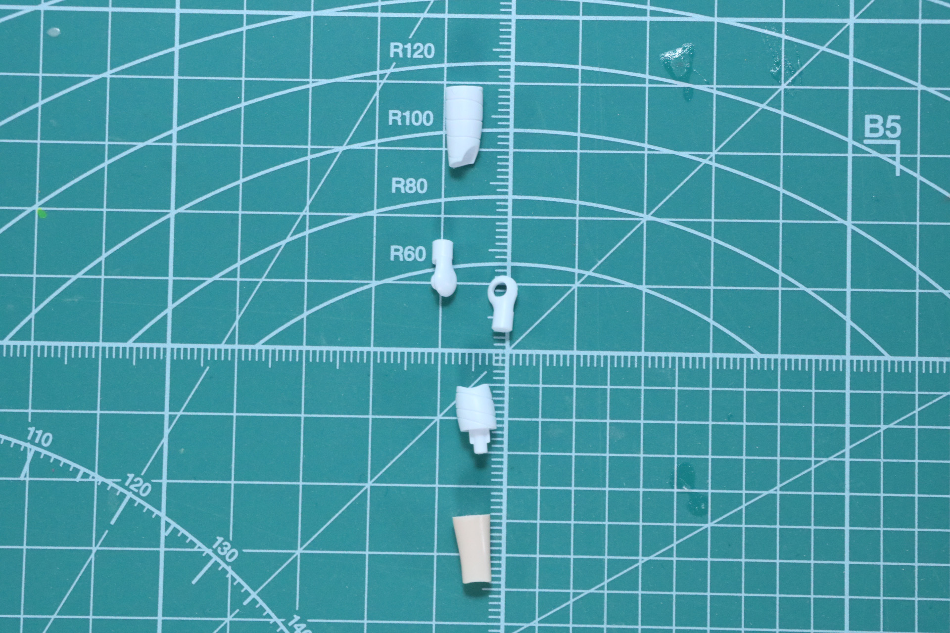 包帯をした右腕部パーツ。別売りの「30MS オプションボディパーツ ビヨンドザブルースカイ1[カラーA]」の右腕部パーツの一部を付け替え