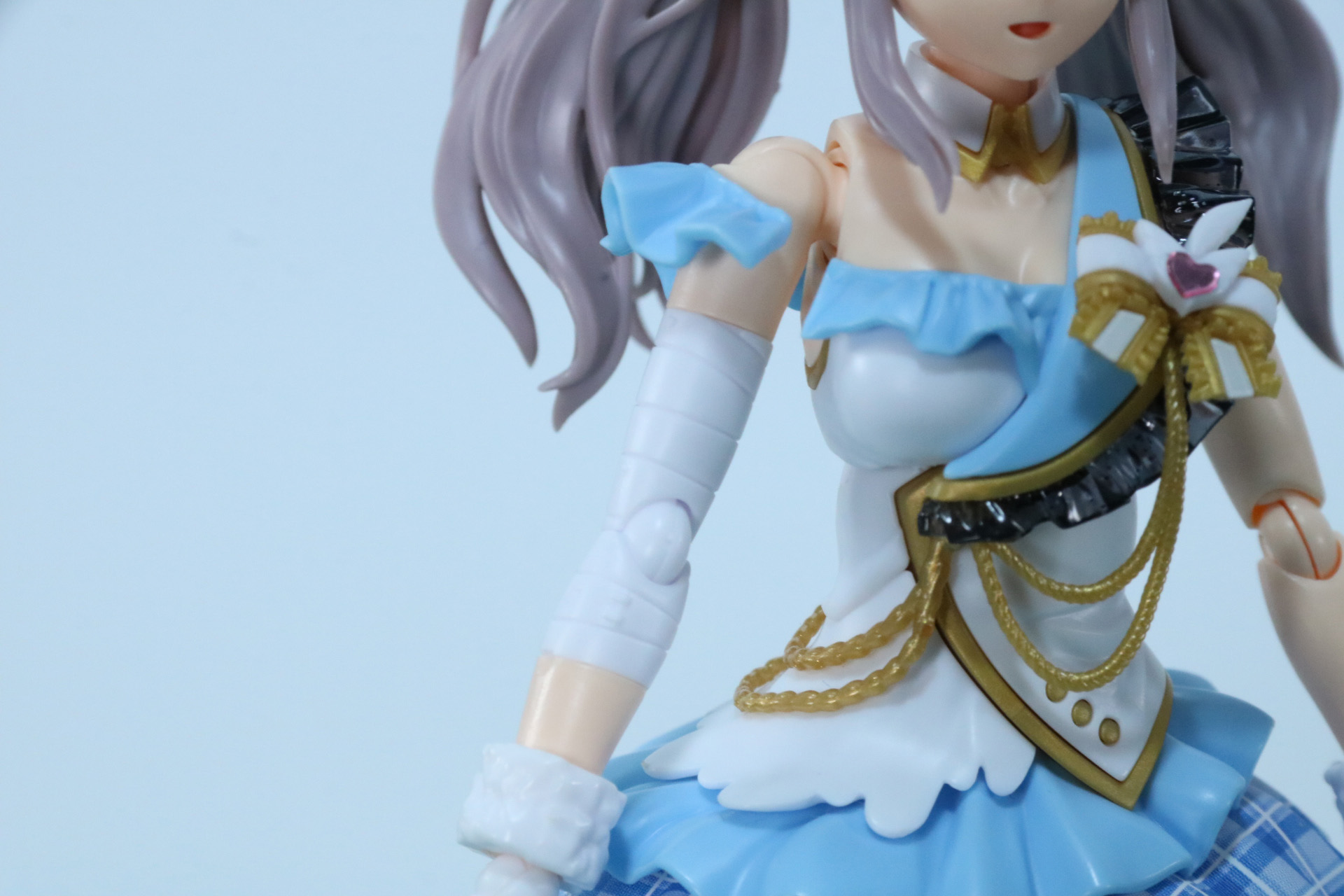 包帯をした右腕部パーツ。別売りの「30MS オプションボディパーツ ビヨンドザブルースカイ1[カラーA]」の右腕部パーツの一部を付け替え