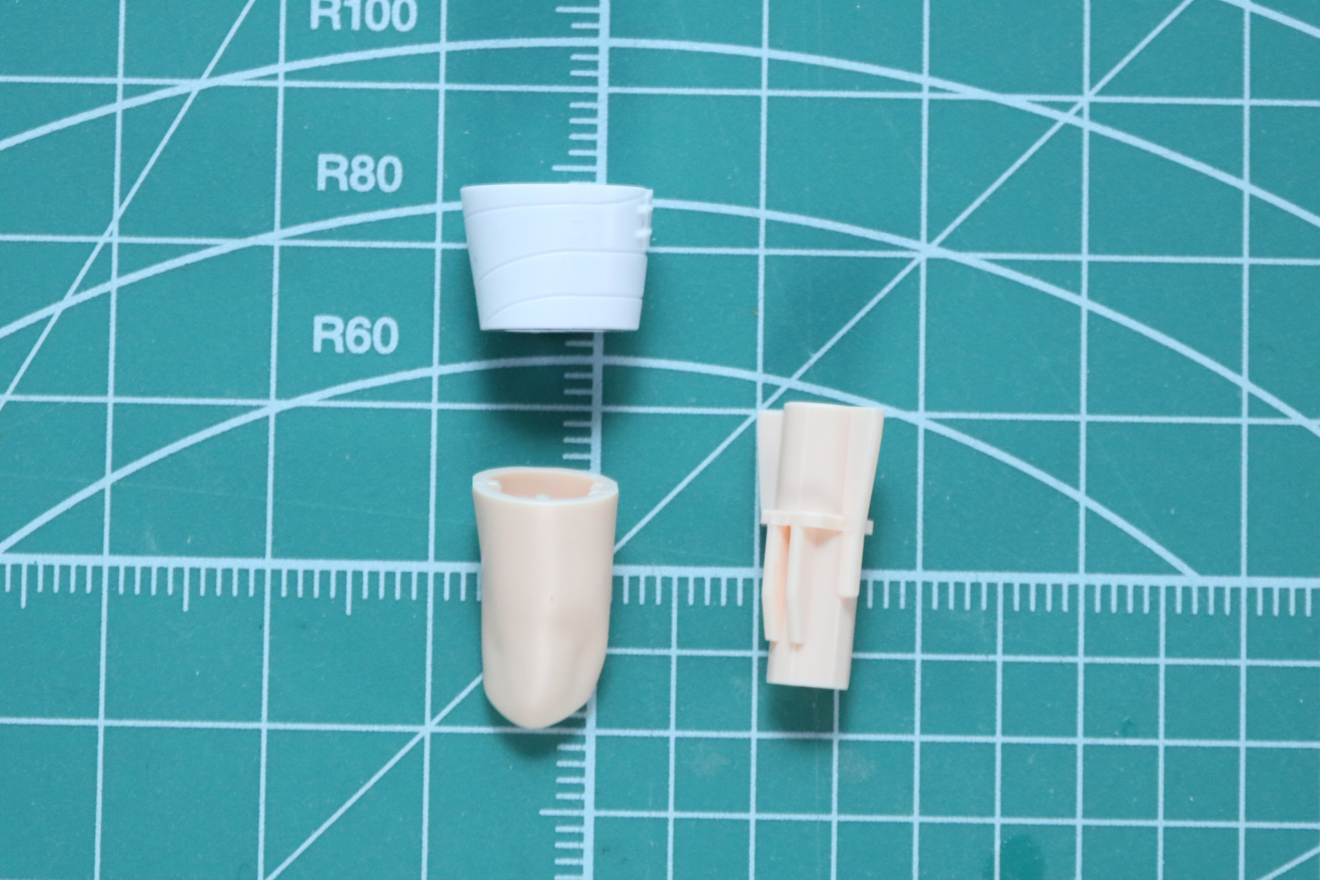 包帯をした右脚部パーツ。別売りの「30MS オプションボディパーツ ビヨンドザブルースカイ1[カラーA]」の右脚部パーツの一部を付け替え