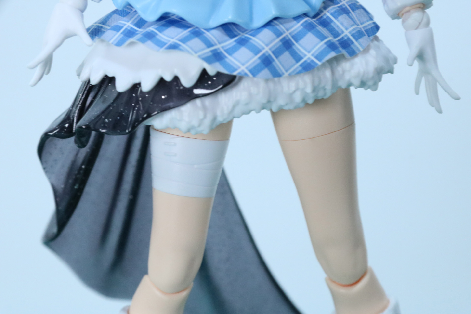 包帯をした右脚部パーツ。別売りの「30MS オプションボディパーツ ビヨンドザブルースカイ1[カラーA]」の右脚部パーツの一部を付け替え