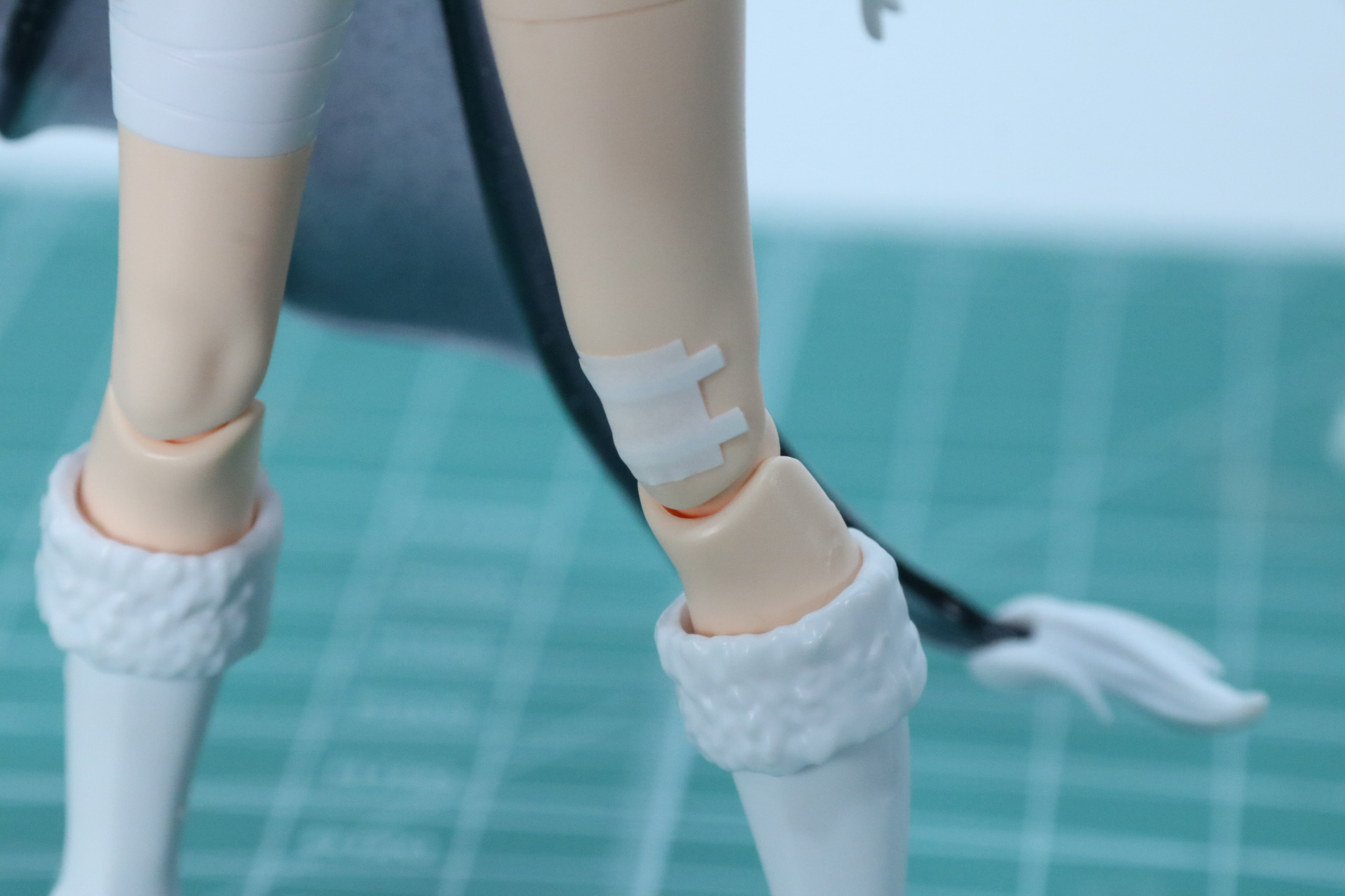 左ひざにはガーゼとテープ型のシールを貼る