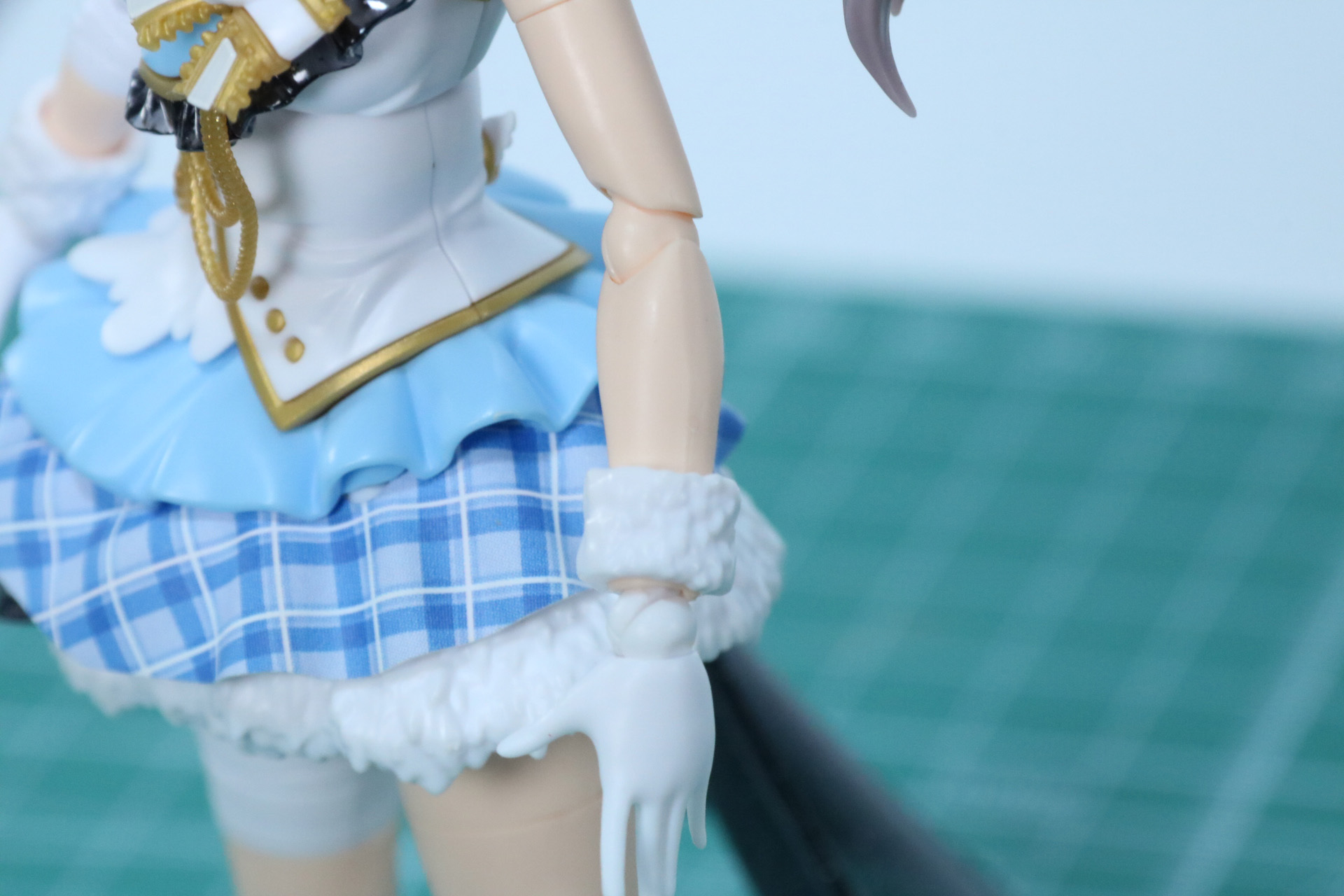 左腕部には大きめの絆創膏型のシールを貼る