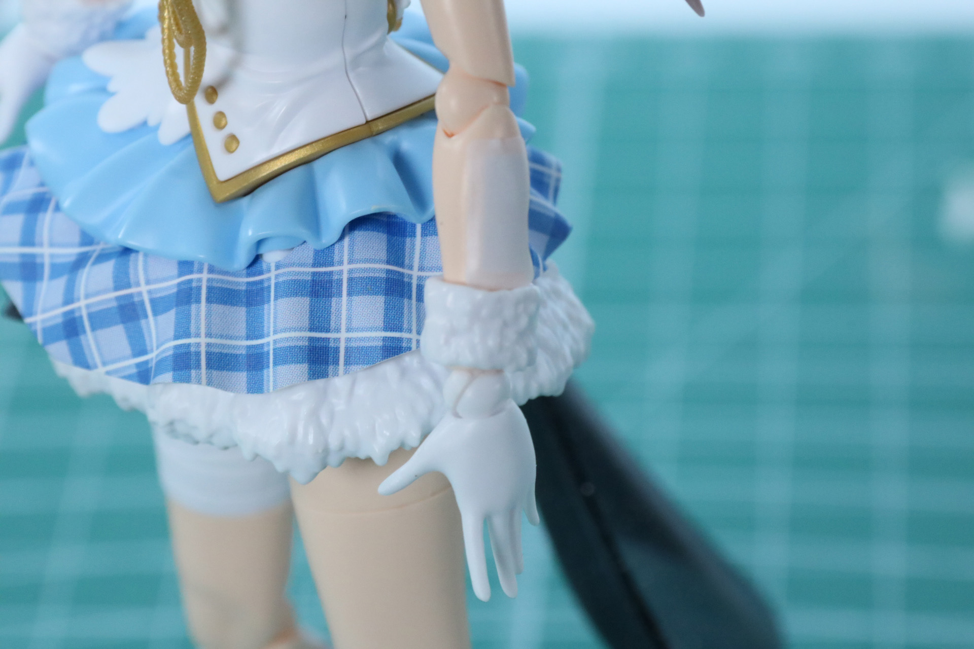 左腕部には大きめの絆創膏型のシールを貼る