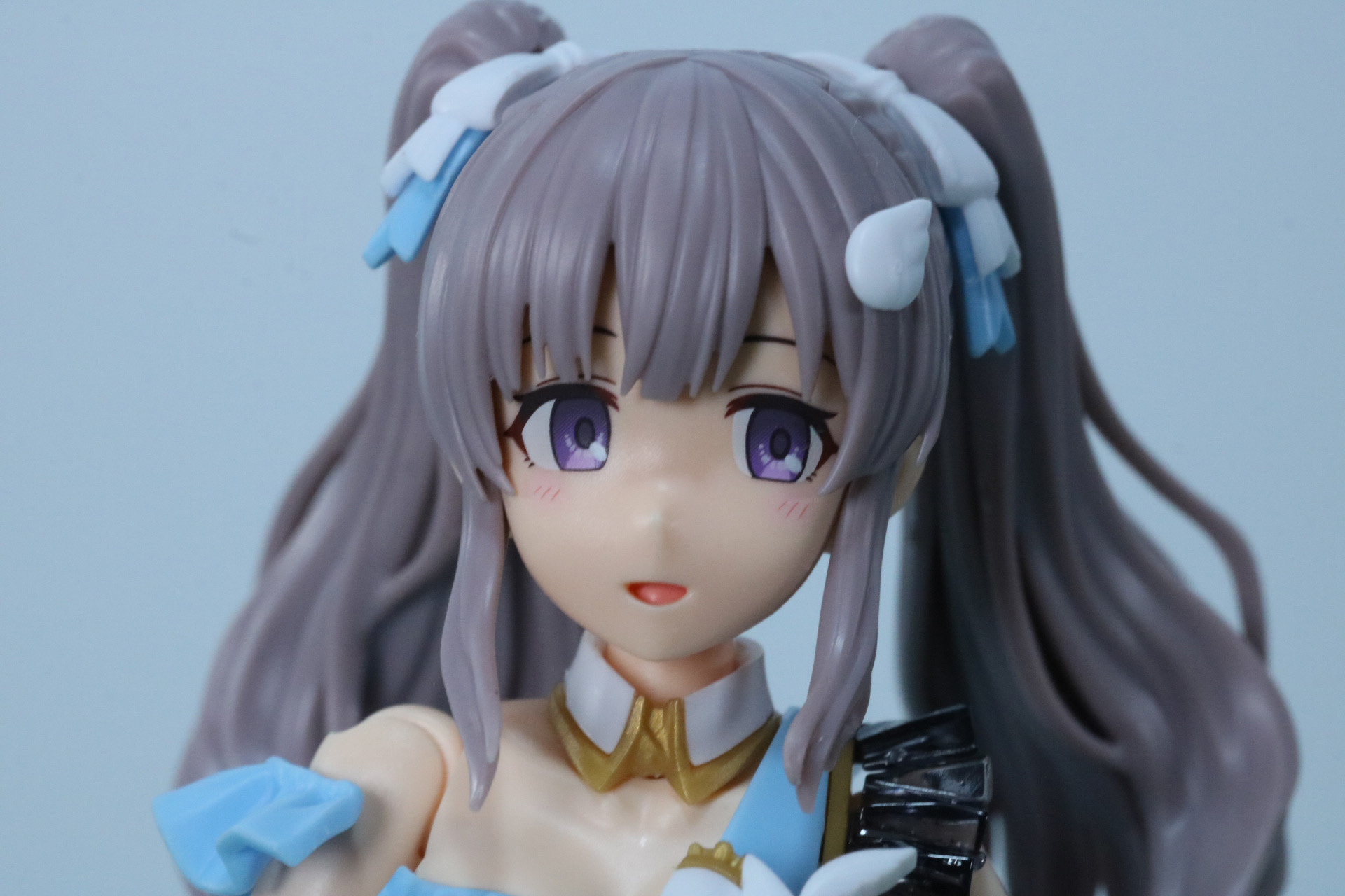 フェイスパーツの額にも小さめの絆創膏型のシールを貼る。前髪の分かれ目から確認できる