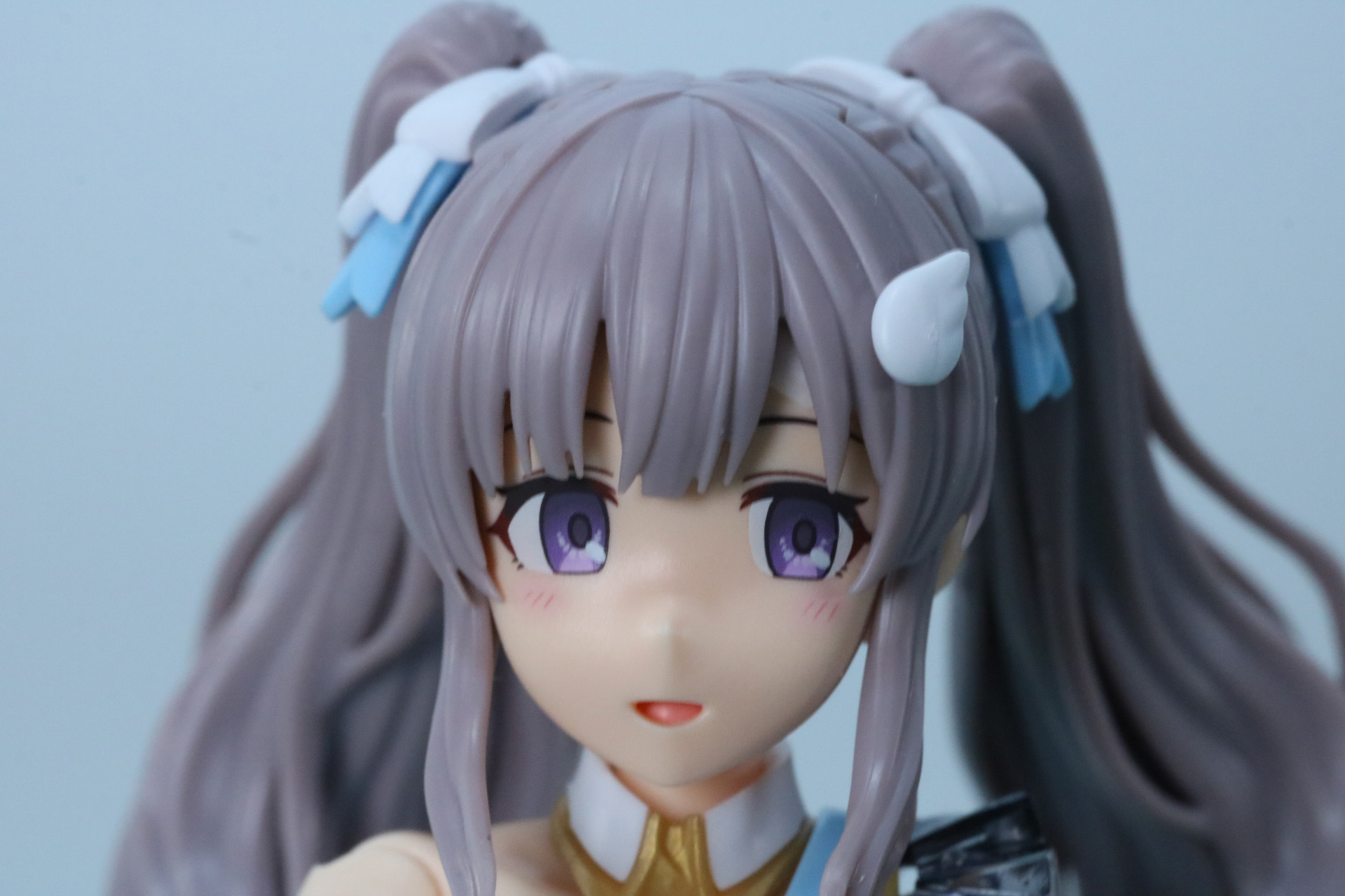 フェイスパーツの額にも小さめの絆創膏型のシールを貼る。前髪の分かれ目から確認できる