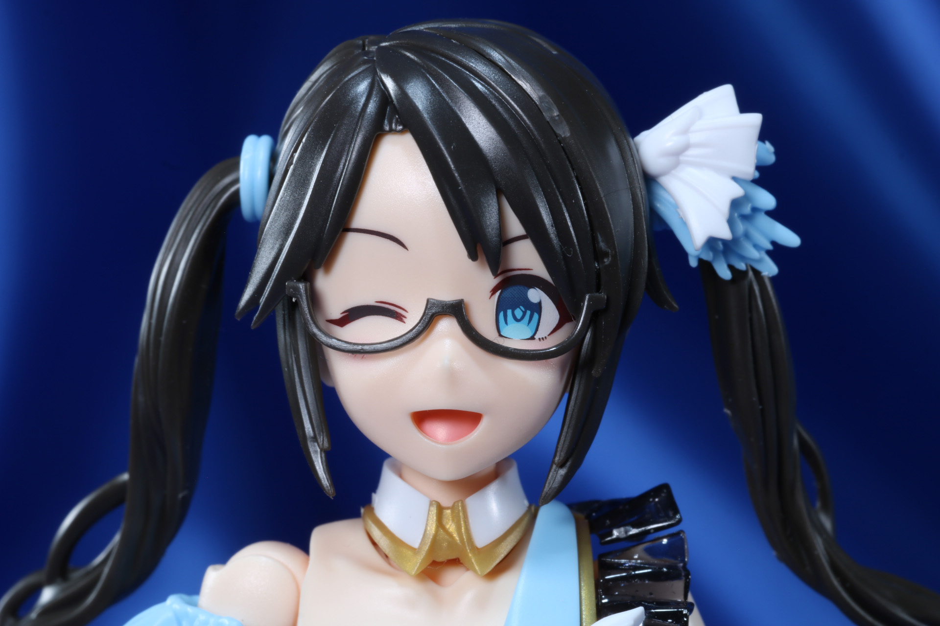 ウィンクをしたはつらつとした表情