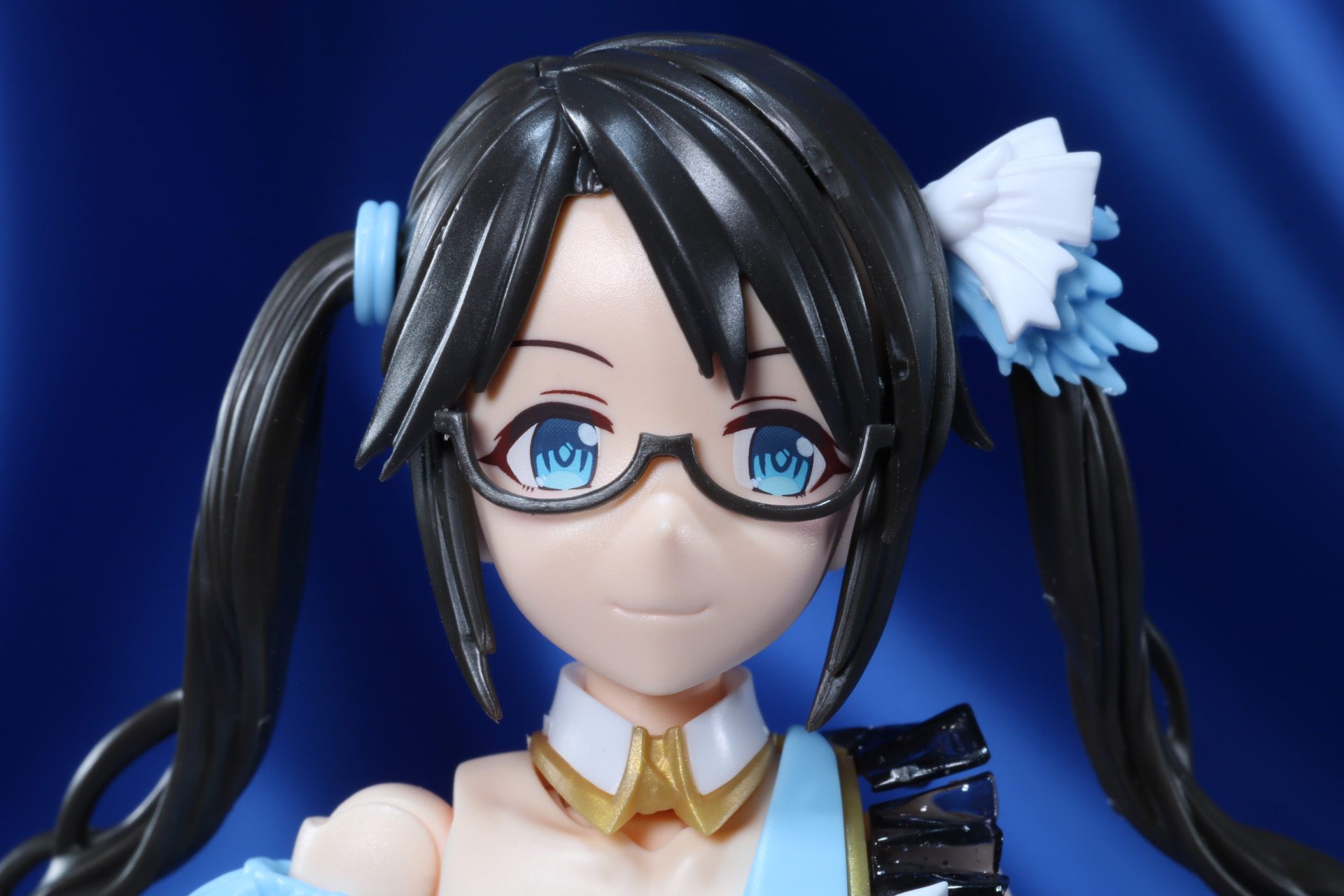 少し目を細めた涼しげな表情