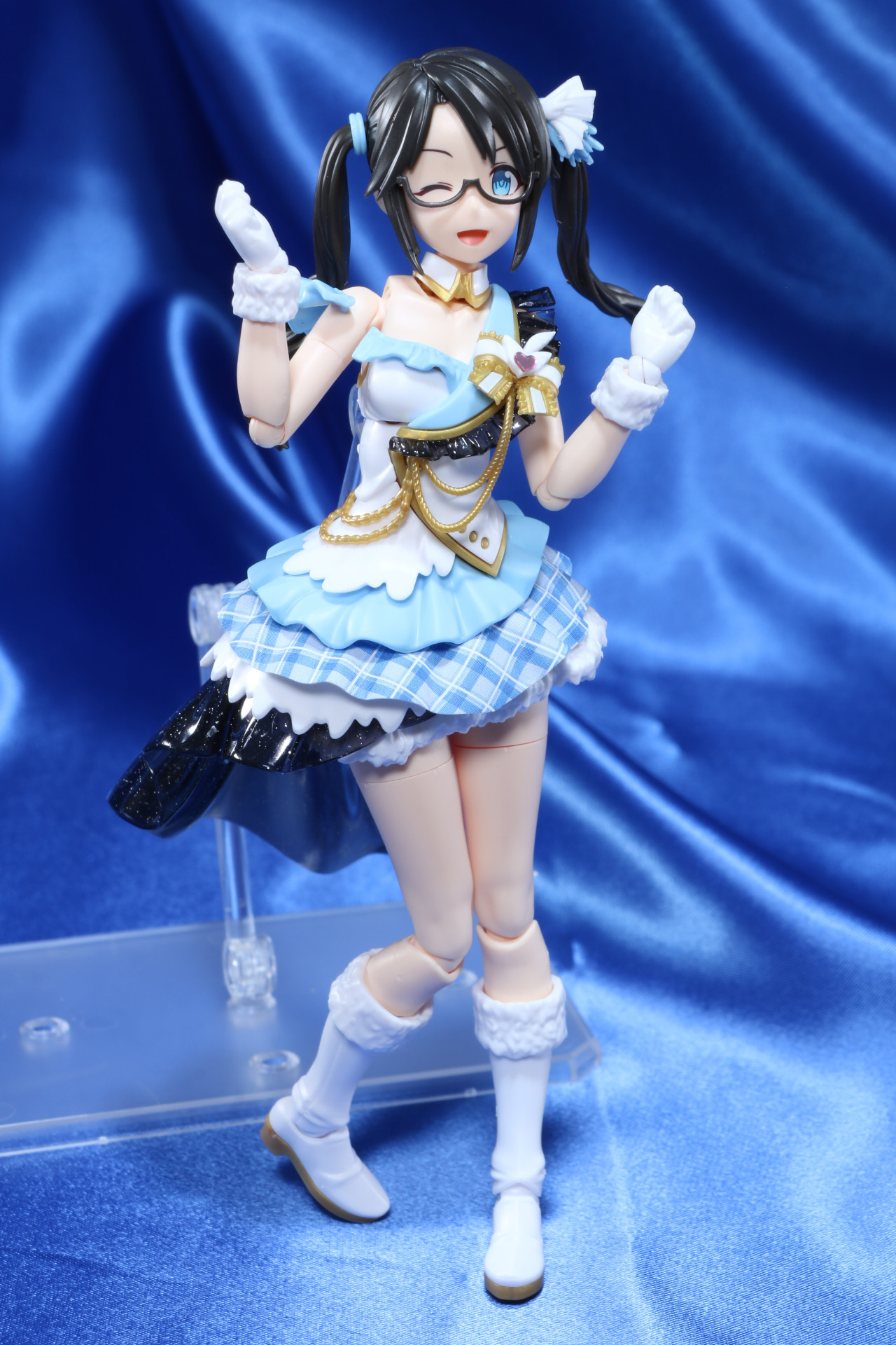 ウキウキにステップを踏むポーズ