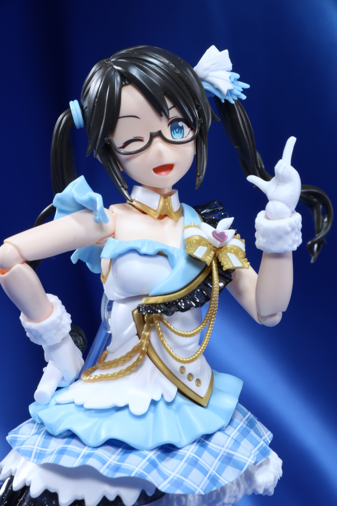 フレームをつまむようなお茶目なポーズも