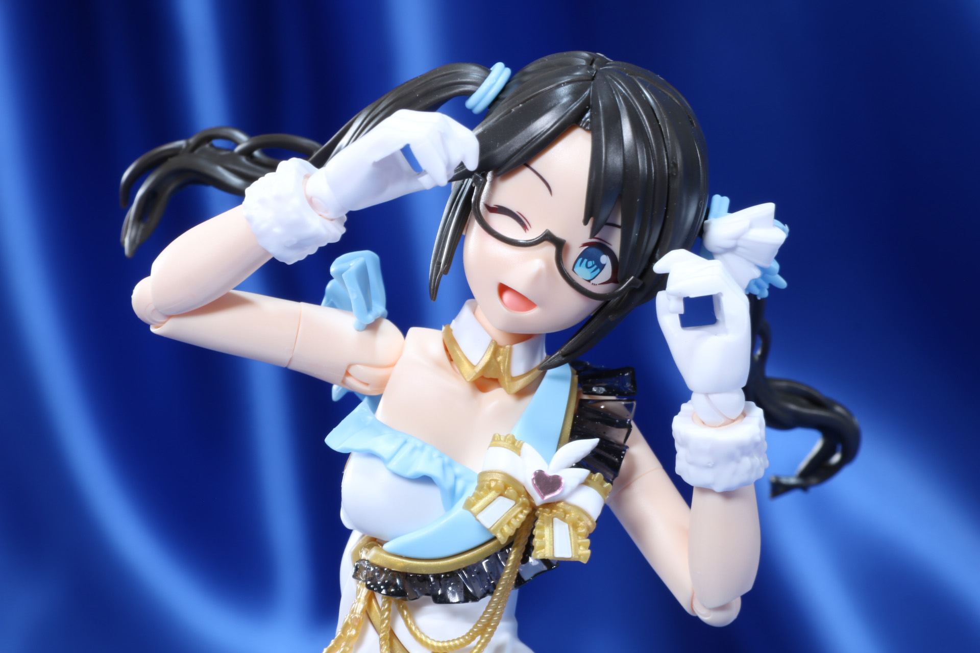 フレームをつまむようなお茶目なポーズも