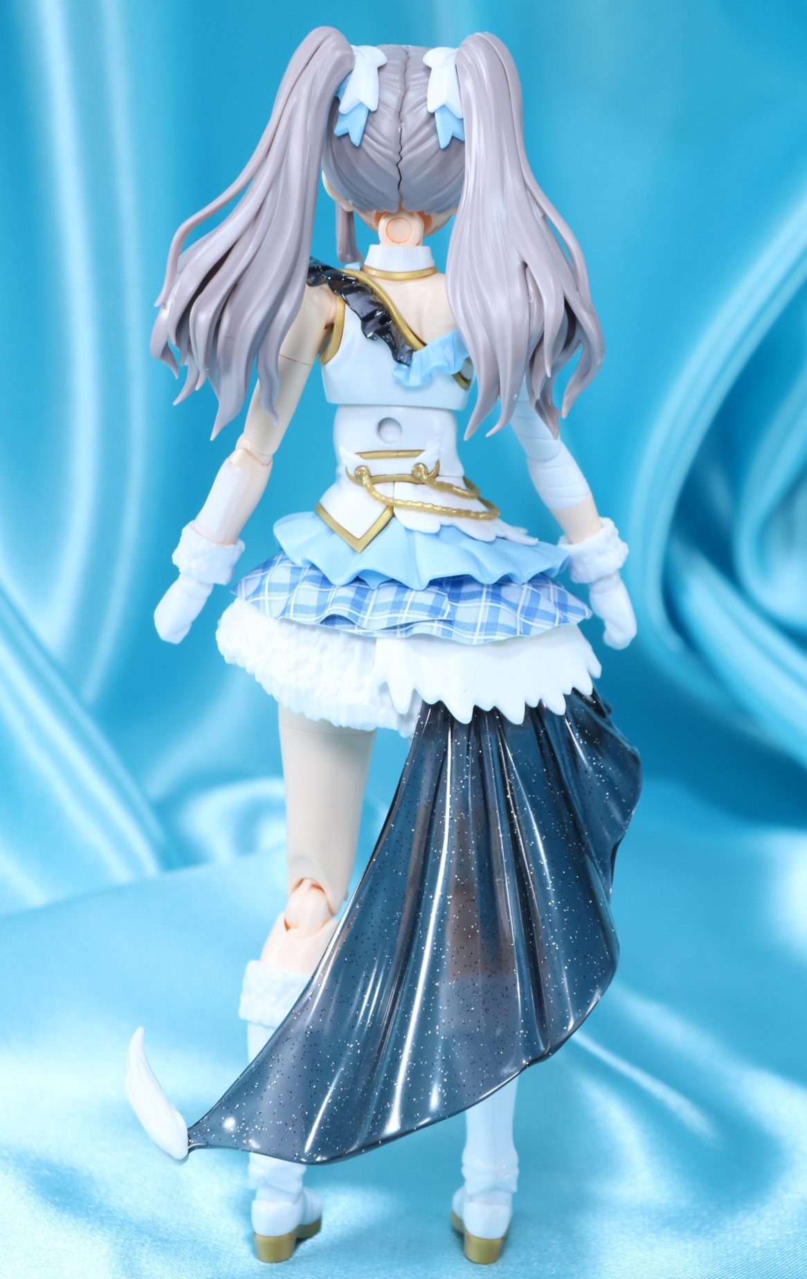 ボリュームのあるツインテールと流し目で微笑む表情