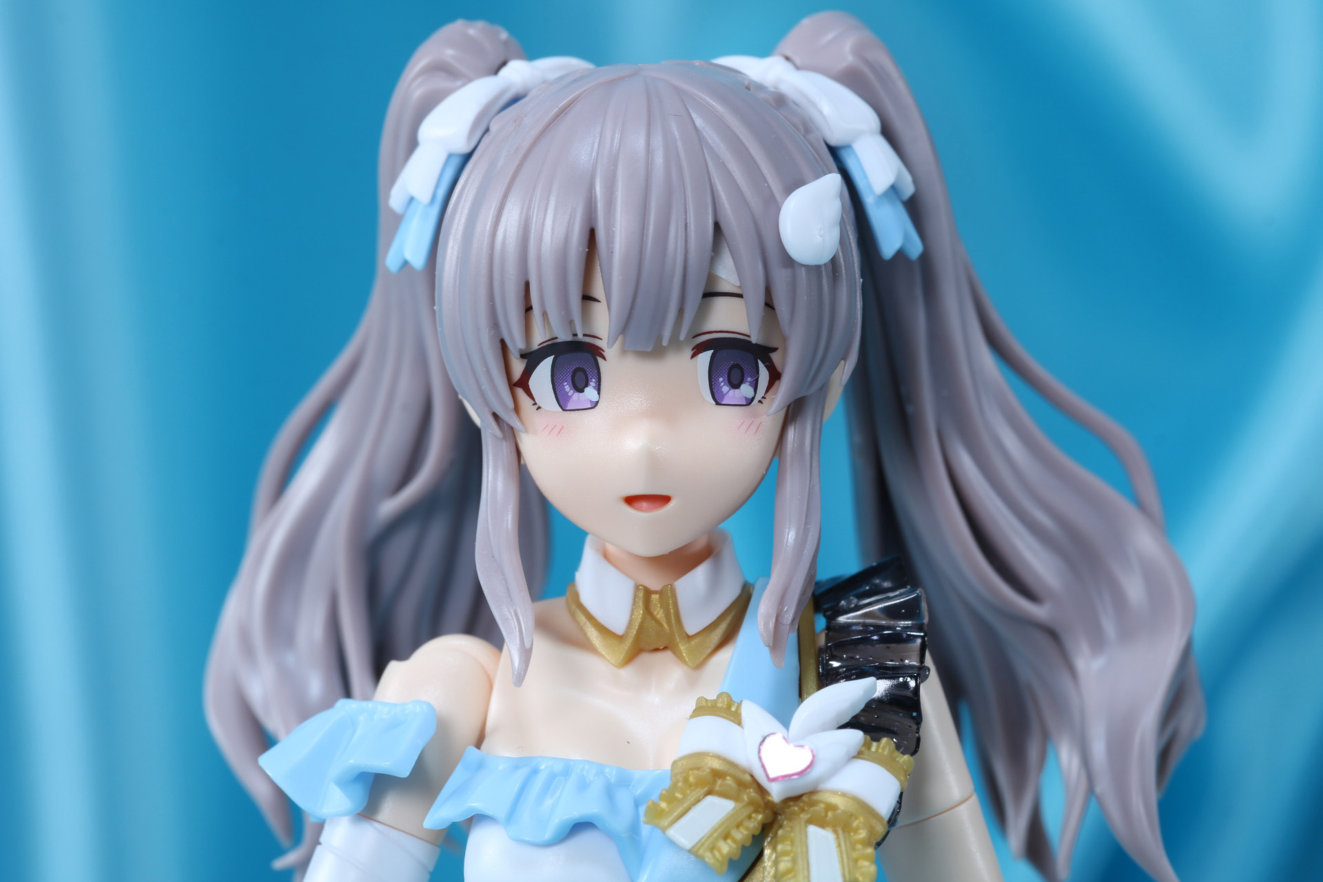 ボリュームのあるツインテールと流し目で微笑む表情