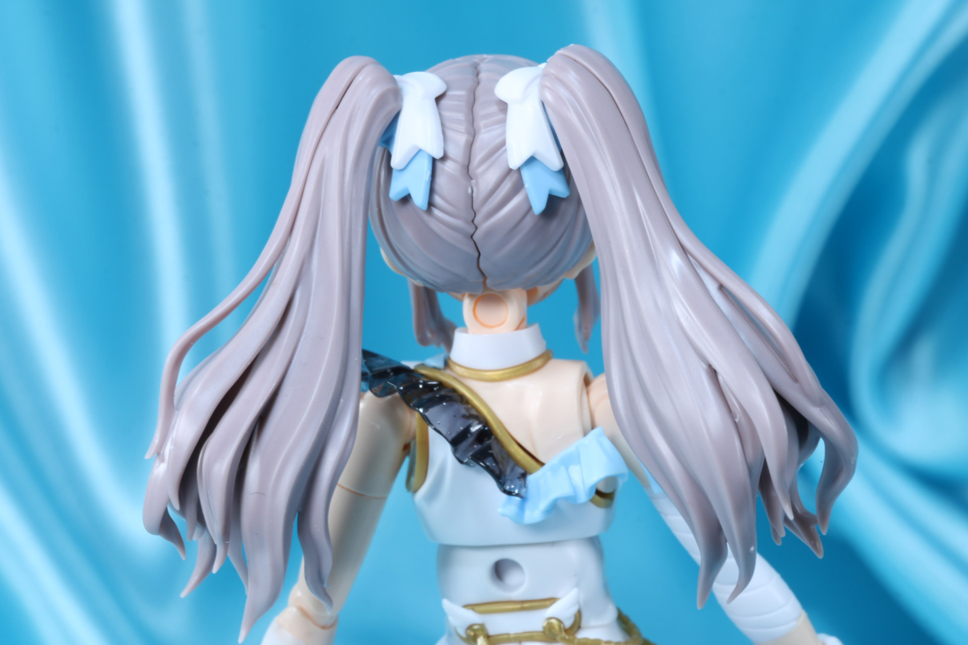 ツインテールは毛先までしっかり表現されている