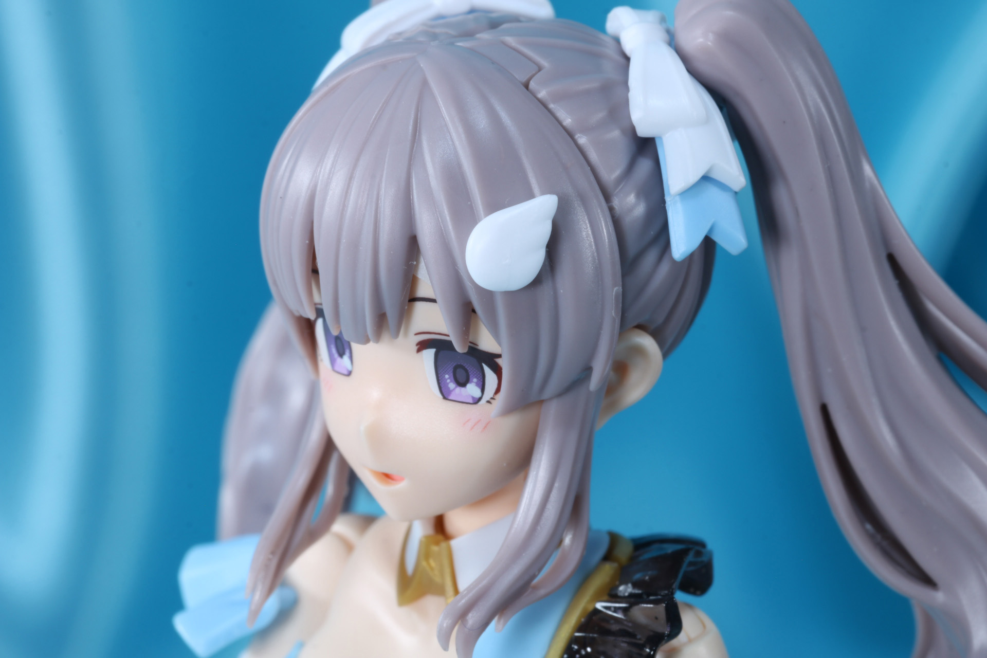 前髪パーツにはアクセサリがついている