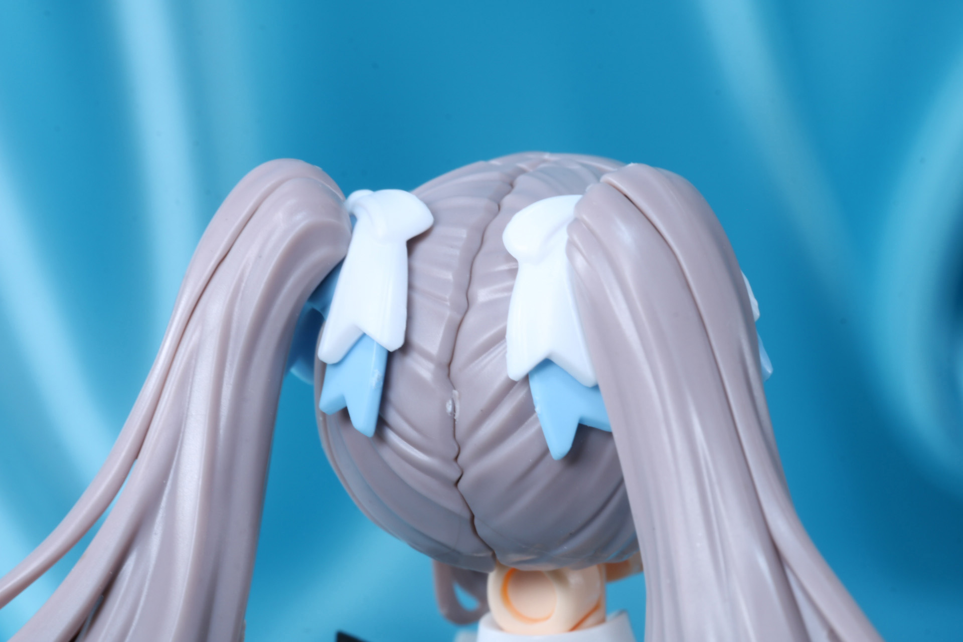 ツインテールの結び目にはリボンがついている