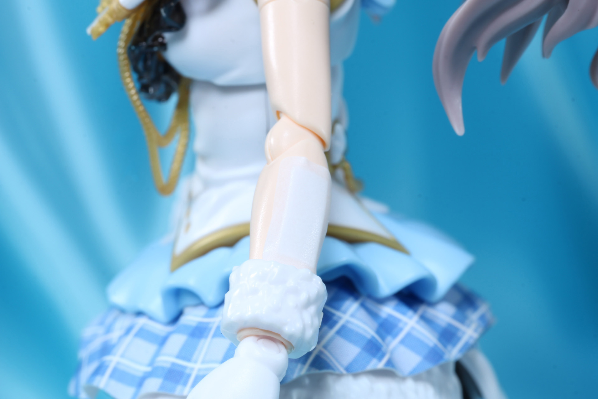 左腕部にはシールで表現された絆創膏