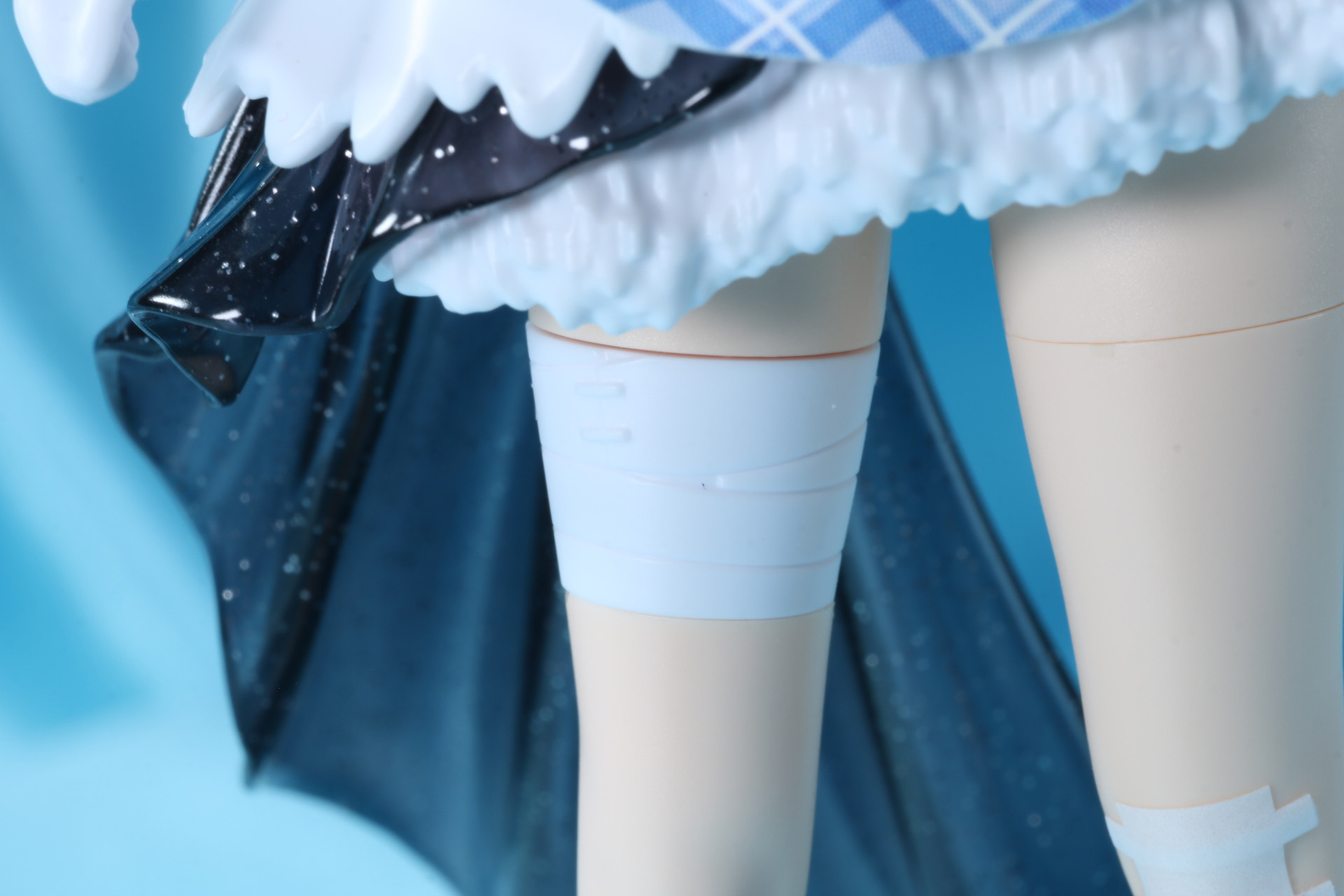 右脚部の包帯パーツは太ももに包帯を巻いた状態が表現されている