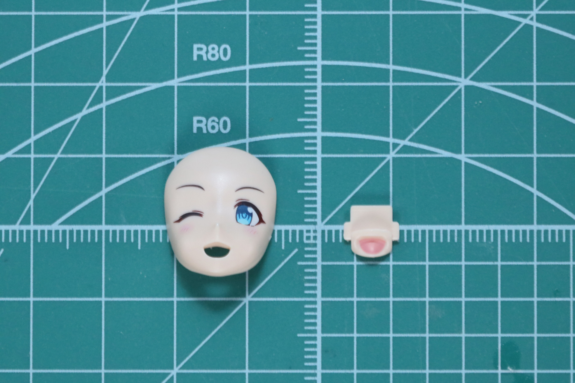 フェイスパーツの組み立て。瞳や眉はタンポ印刷、ウィンクのフェイスパーツは口元が別パーツで色分けが施されている