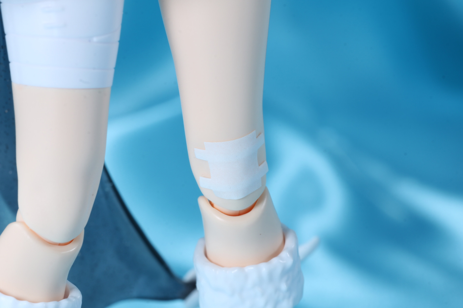 左ひざにはシールで表現された絆創膏