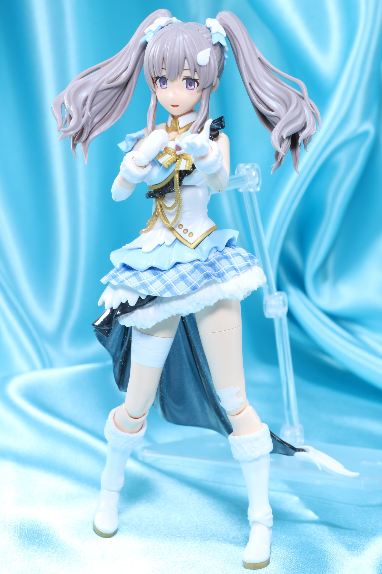 ツインテールの角度調整で存在感あるポーズも可能