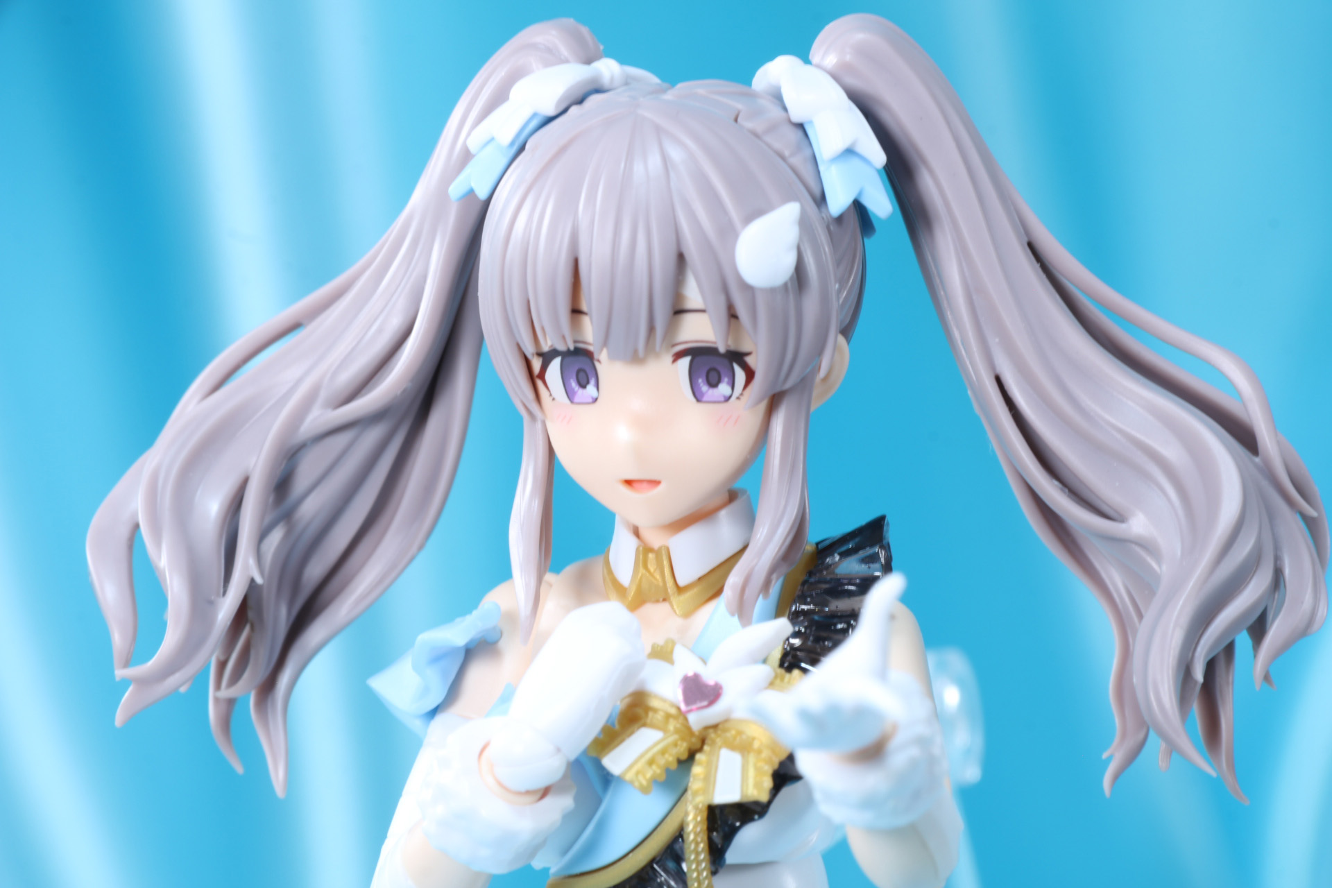 笑顔で手を振る幽谷霧子